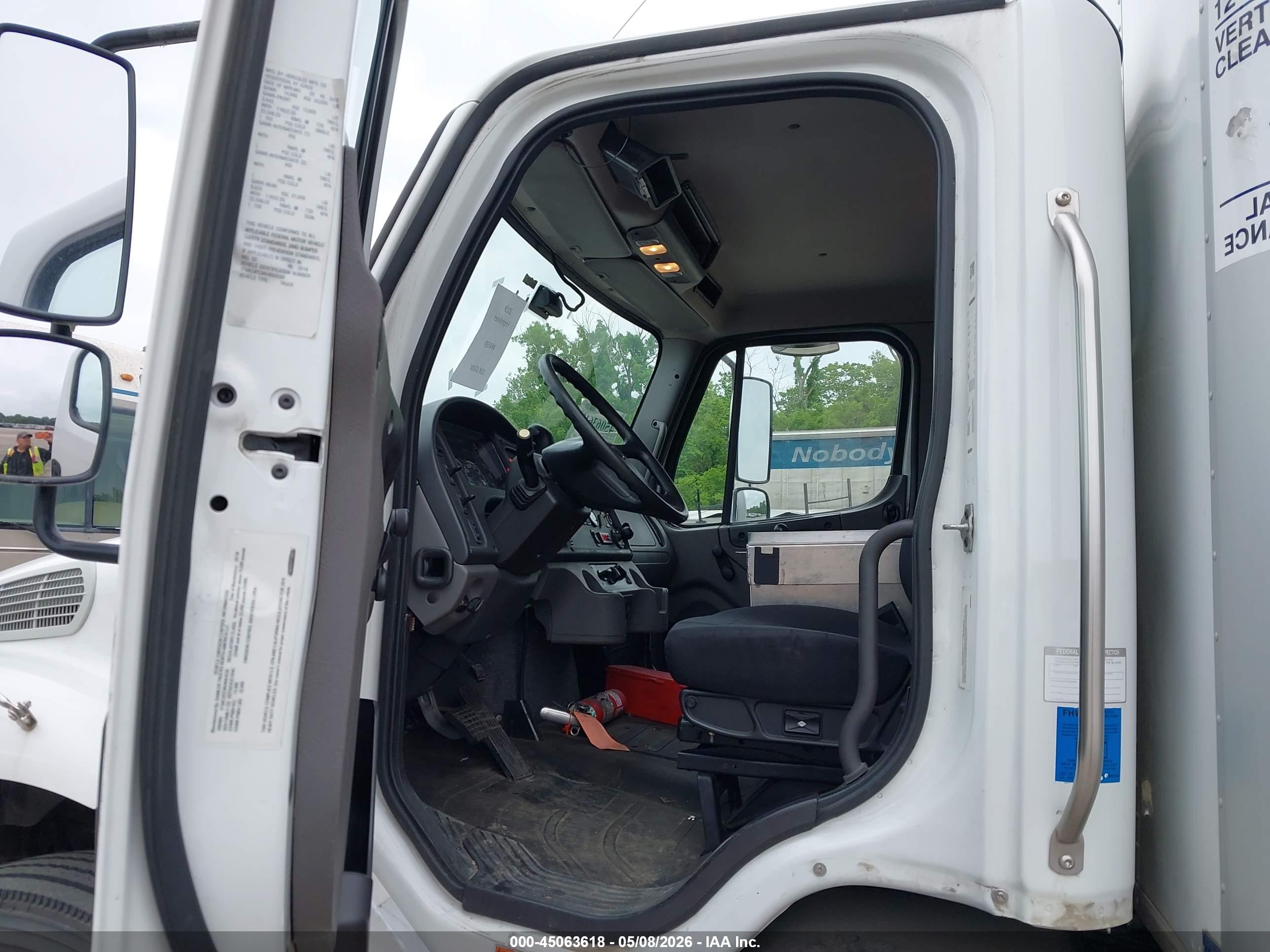 FREIGHTLINER M2 image 7