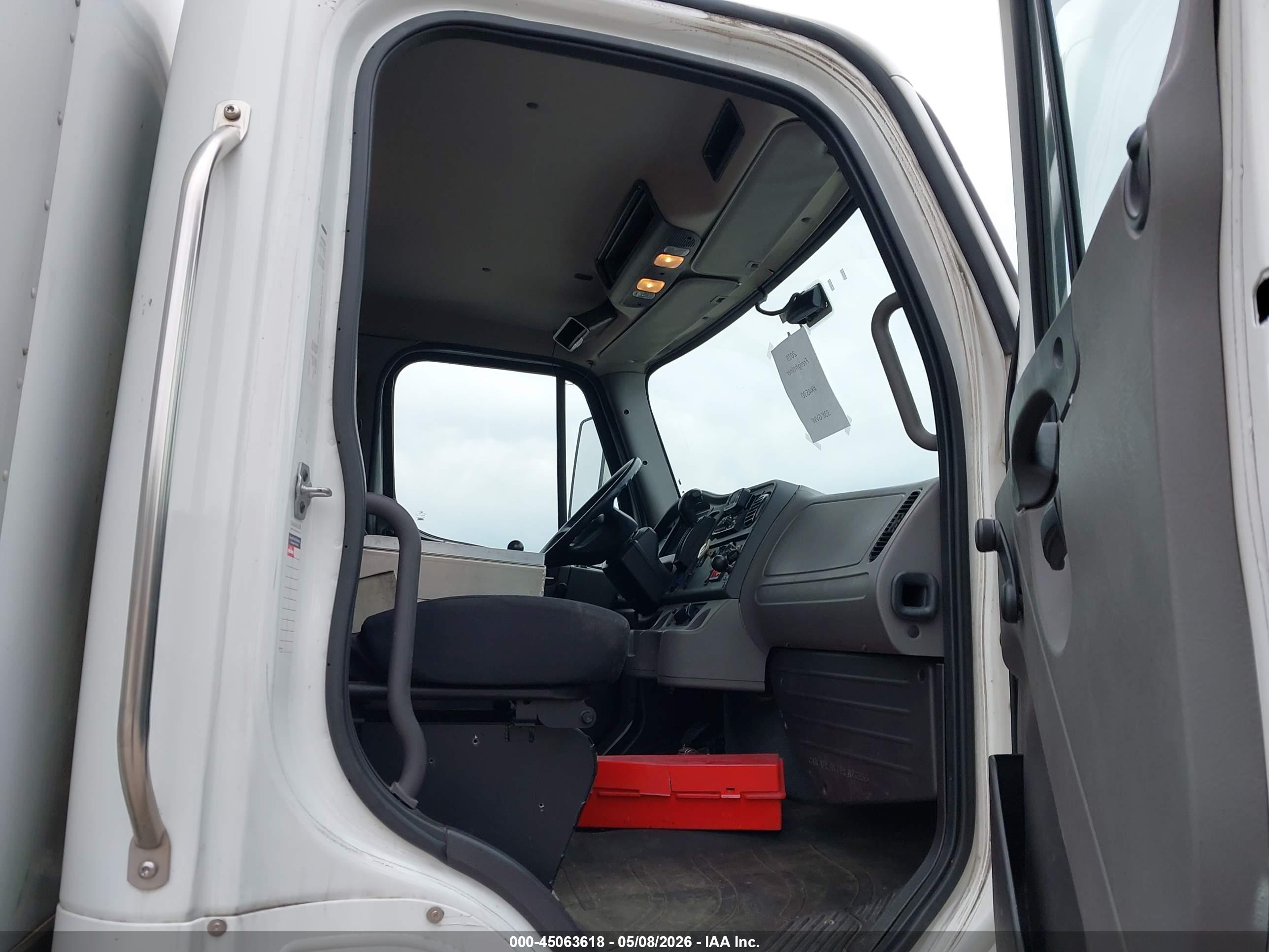 FREIGHTLINER M2 image 8