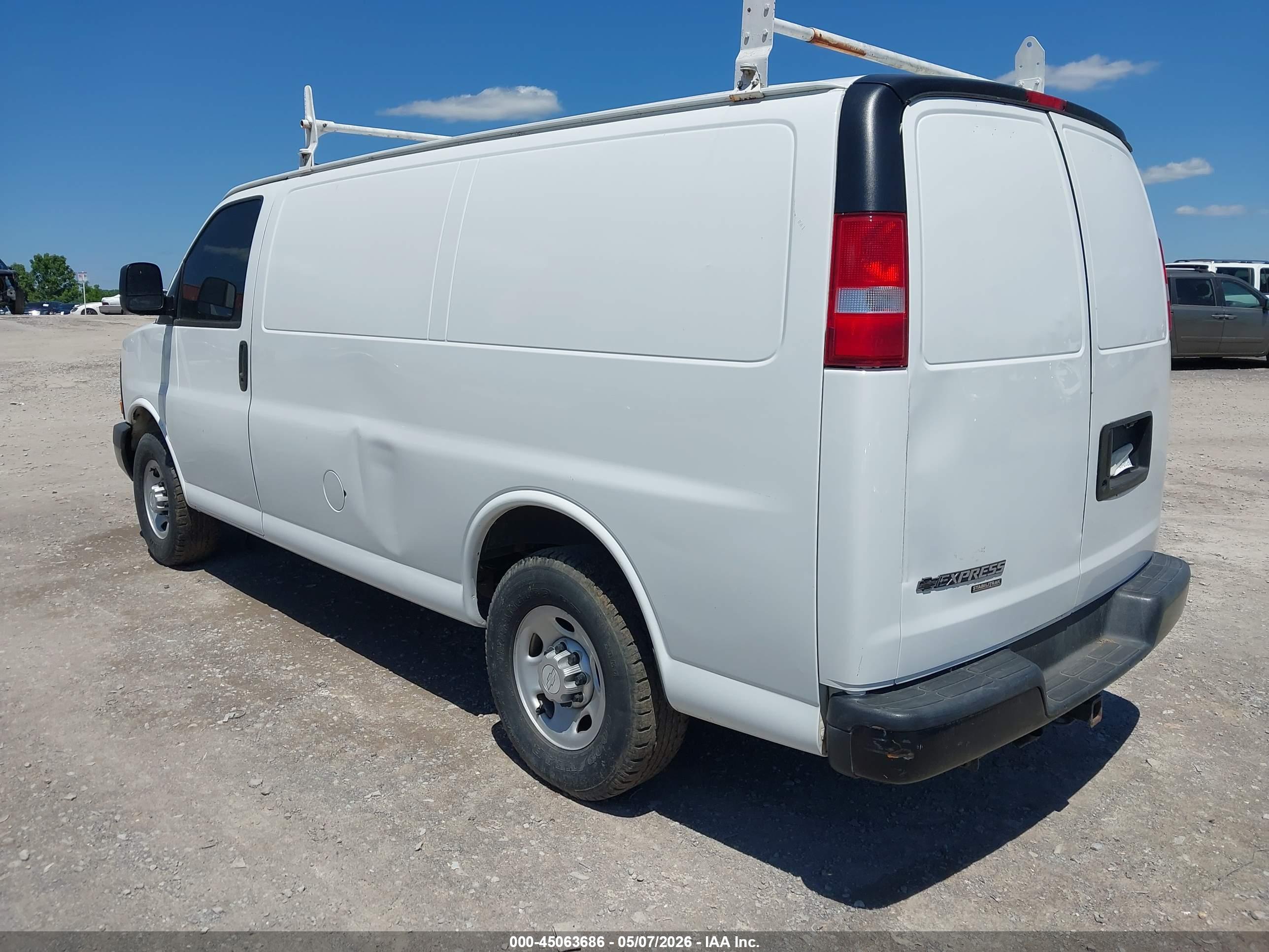 CHEVROLET EXPRESS image 3