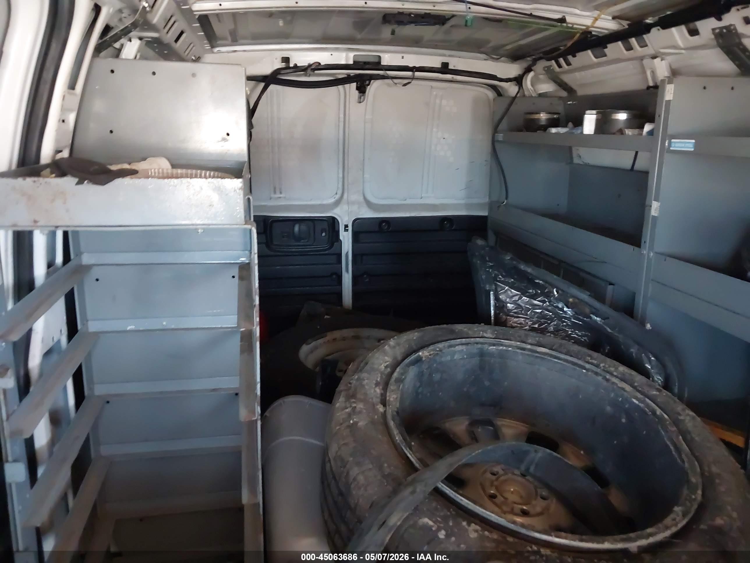 CHEVROLET EXPRESS image 8