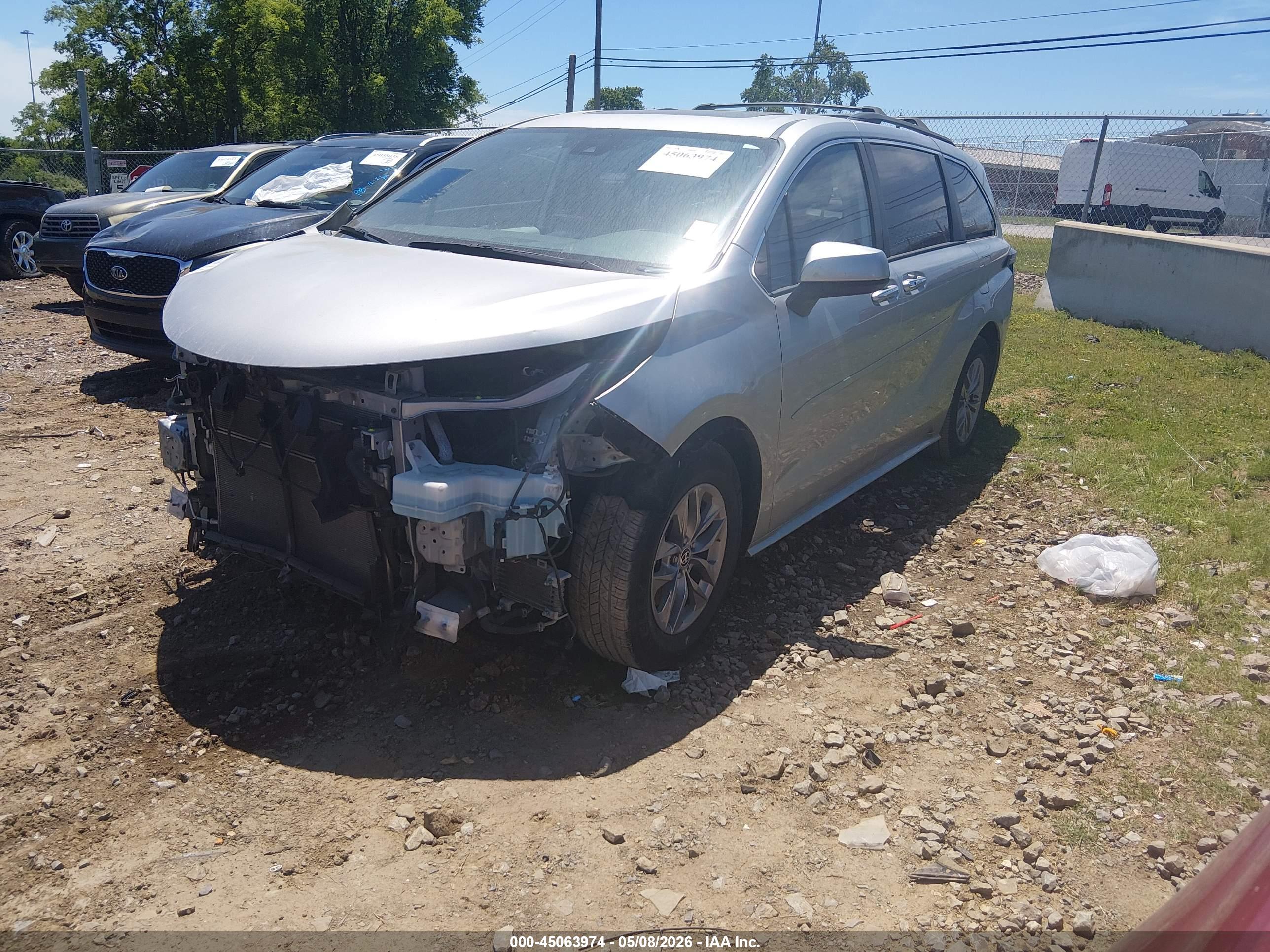 TOYOTA SIENNA image 2