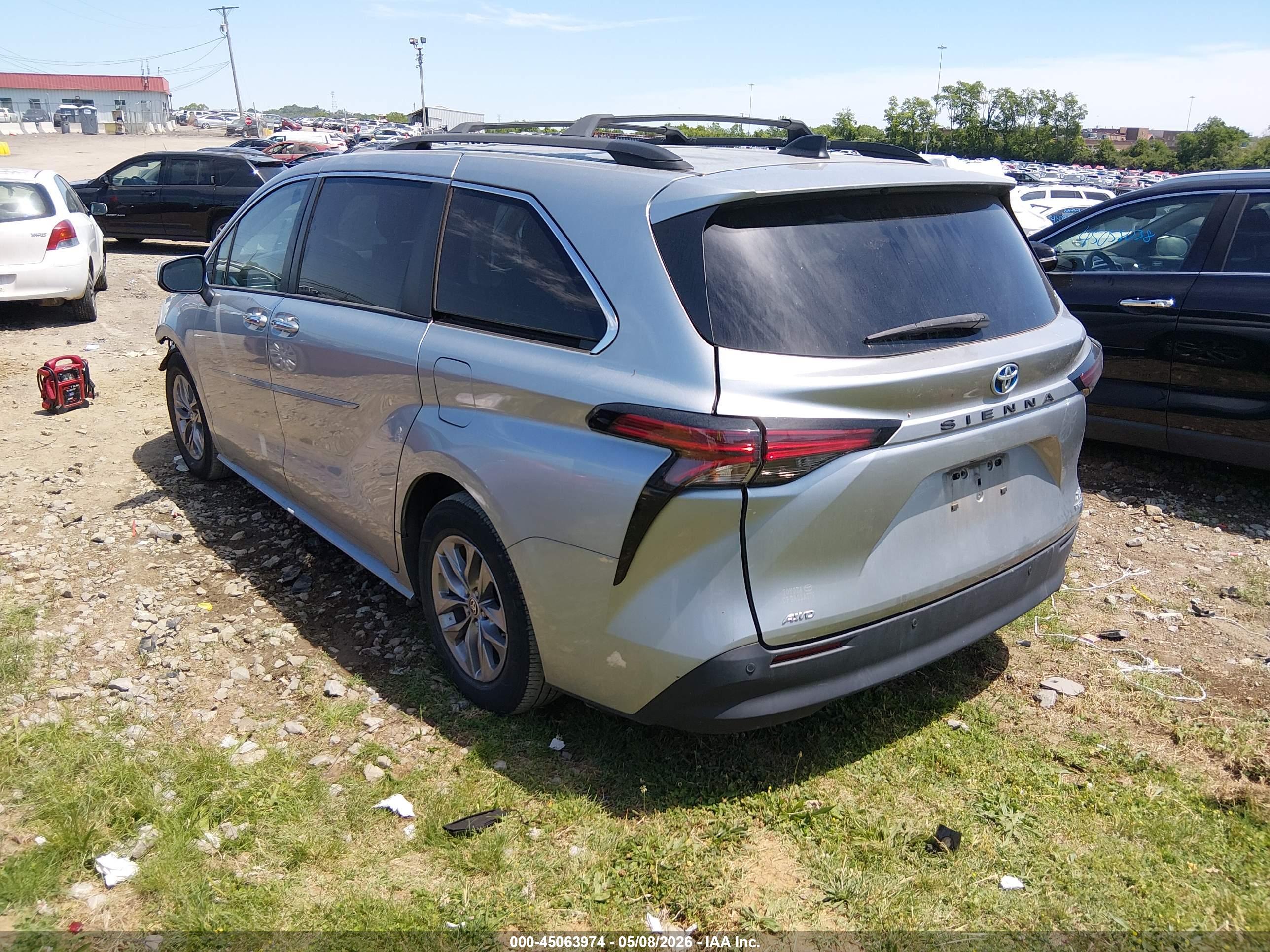 TOYOTA SIENNA image 3