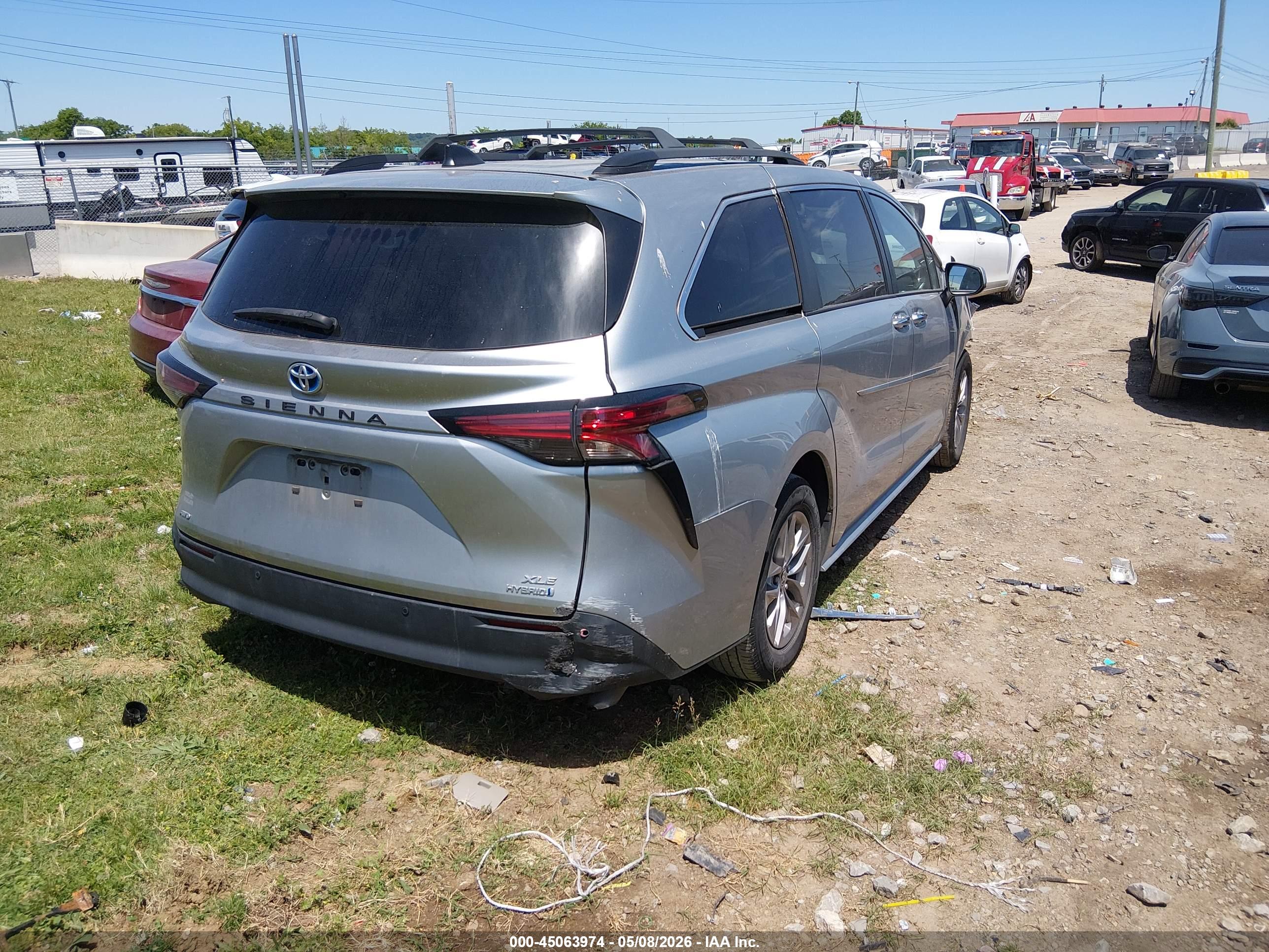 TOYOTA SIENNA image 4