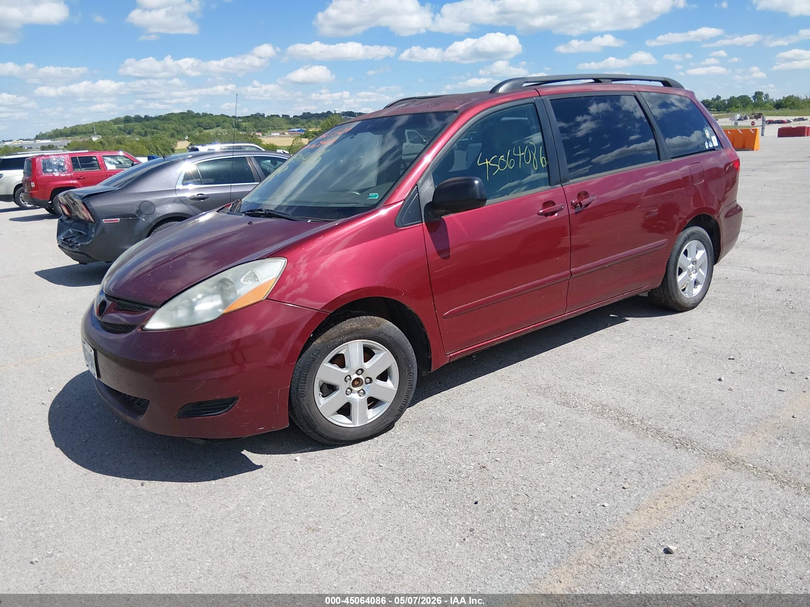 TOYOTA SIENNA image 2