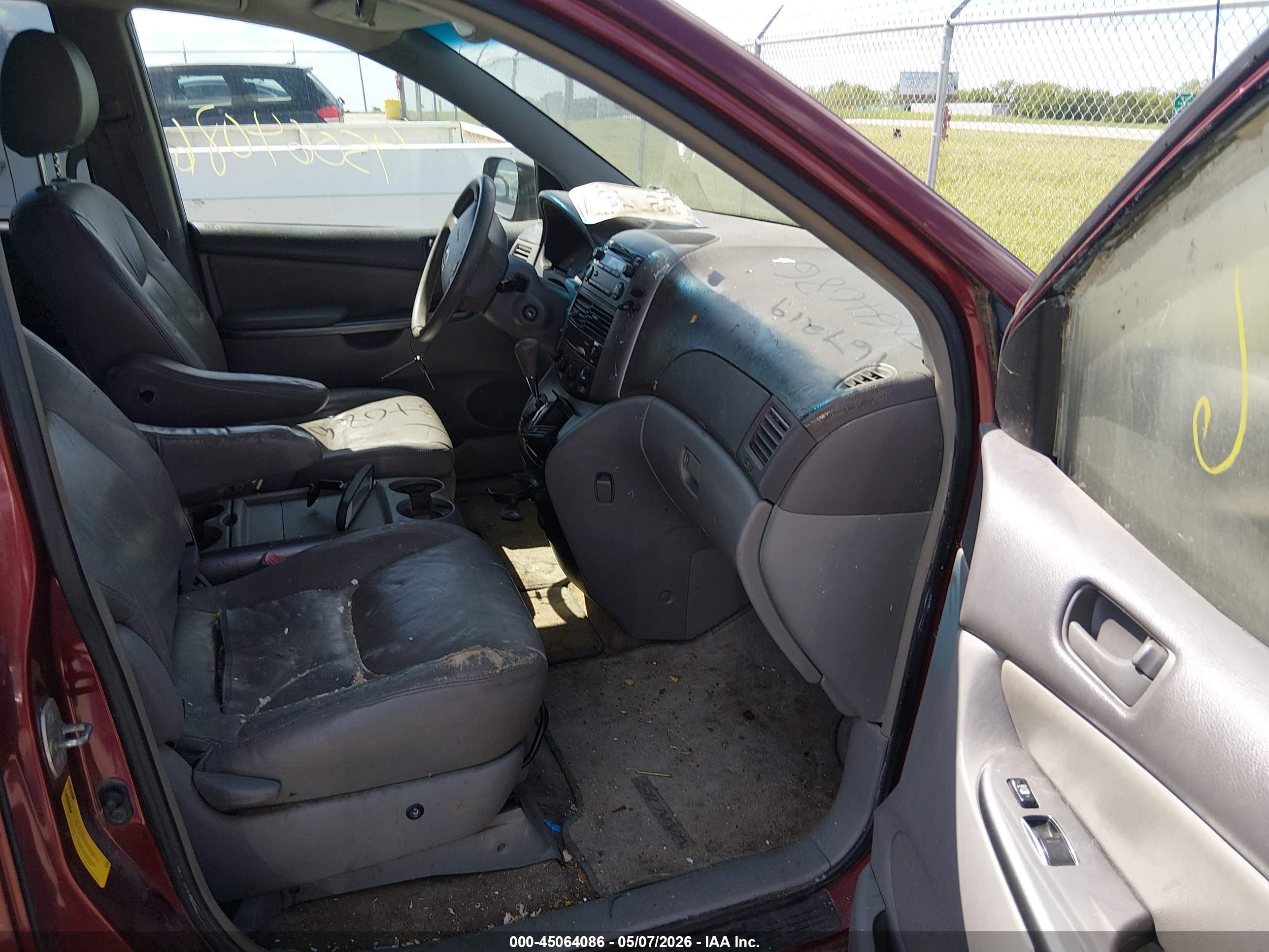 TOYOTA SIENNA image 5