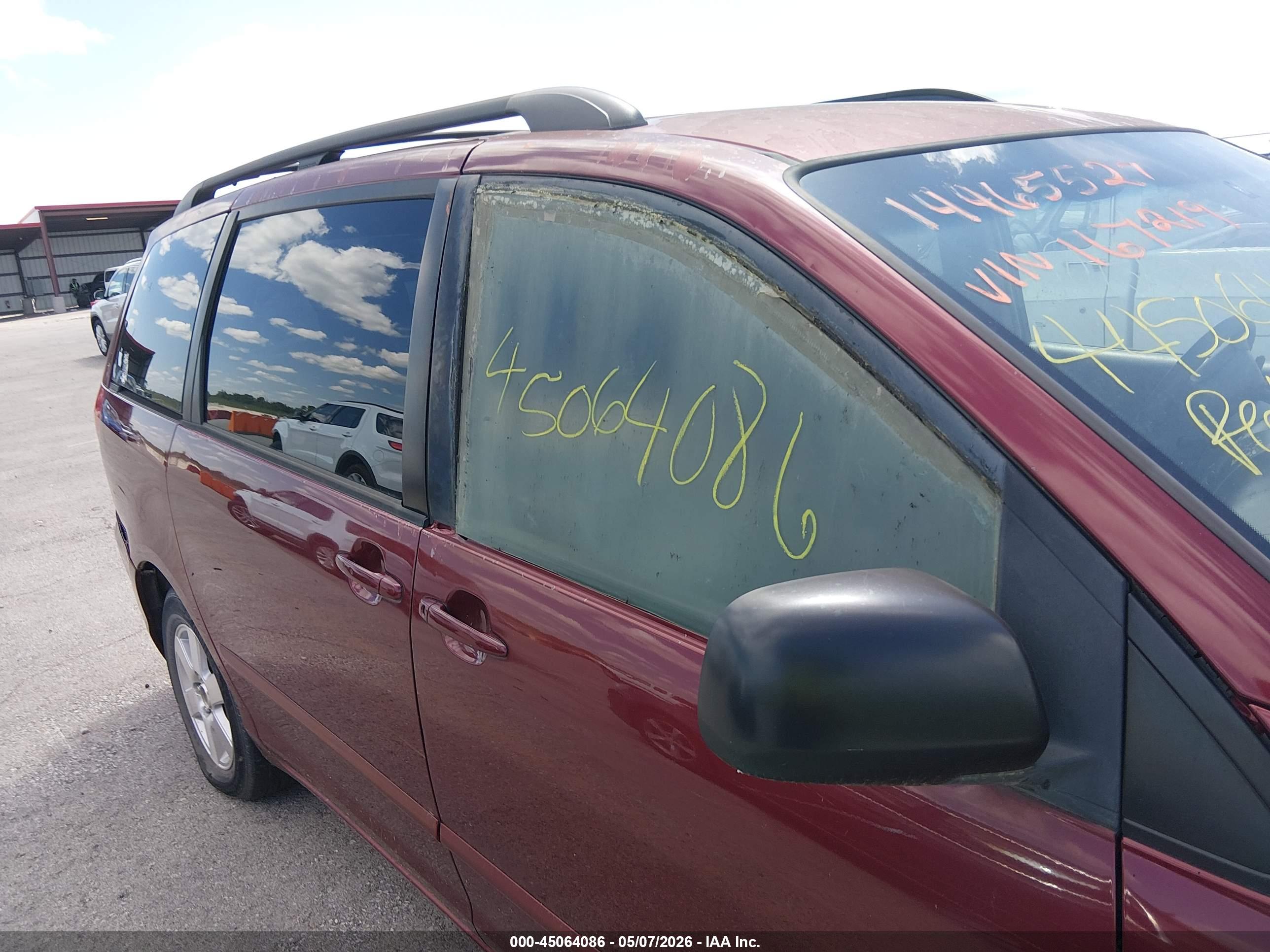 TOYOTA SIENNA image 6