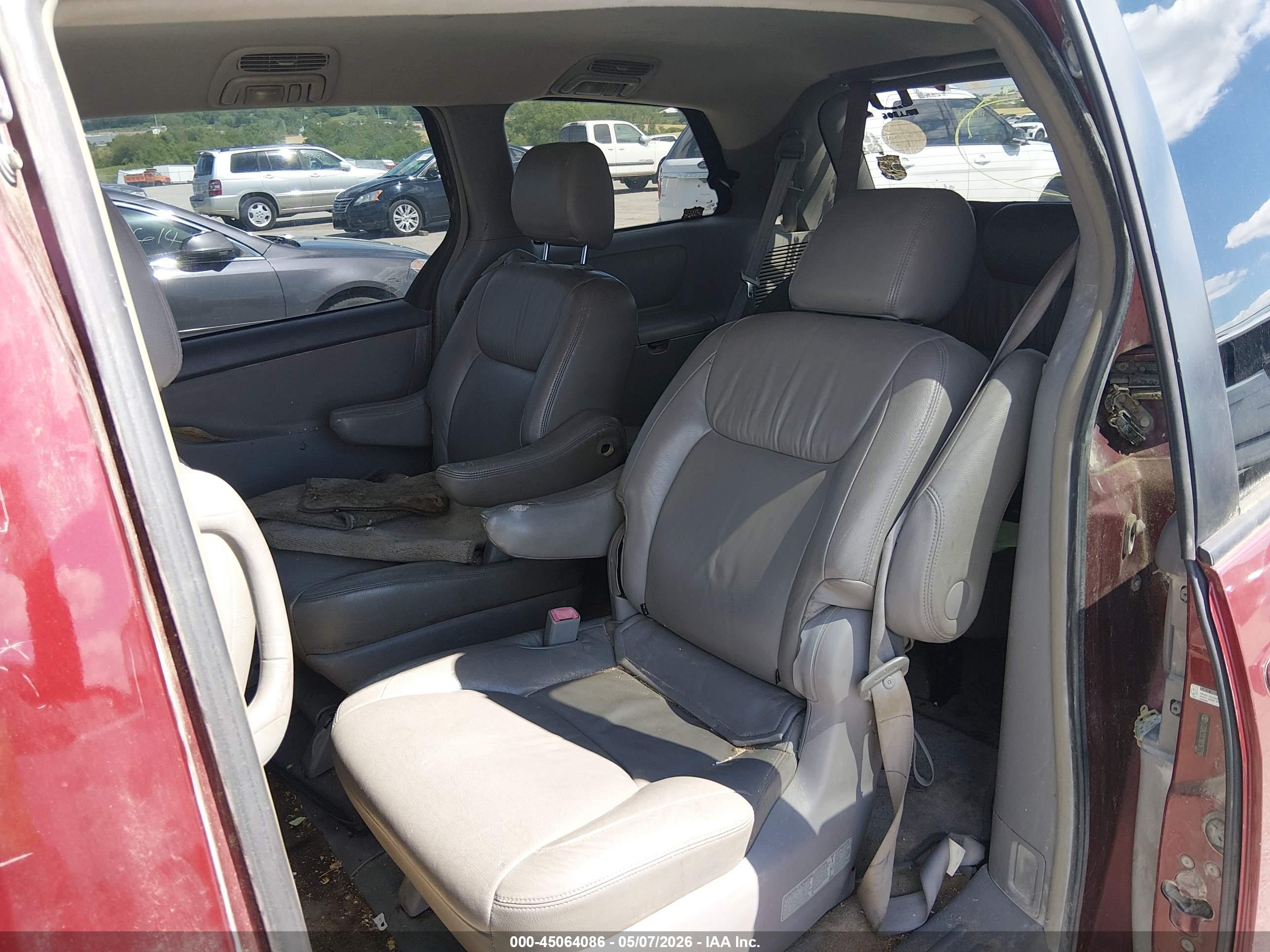 TOYOTA SIENNA image 8