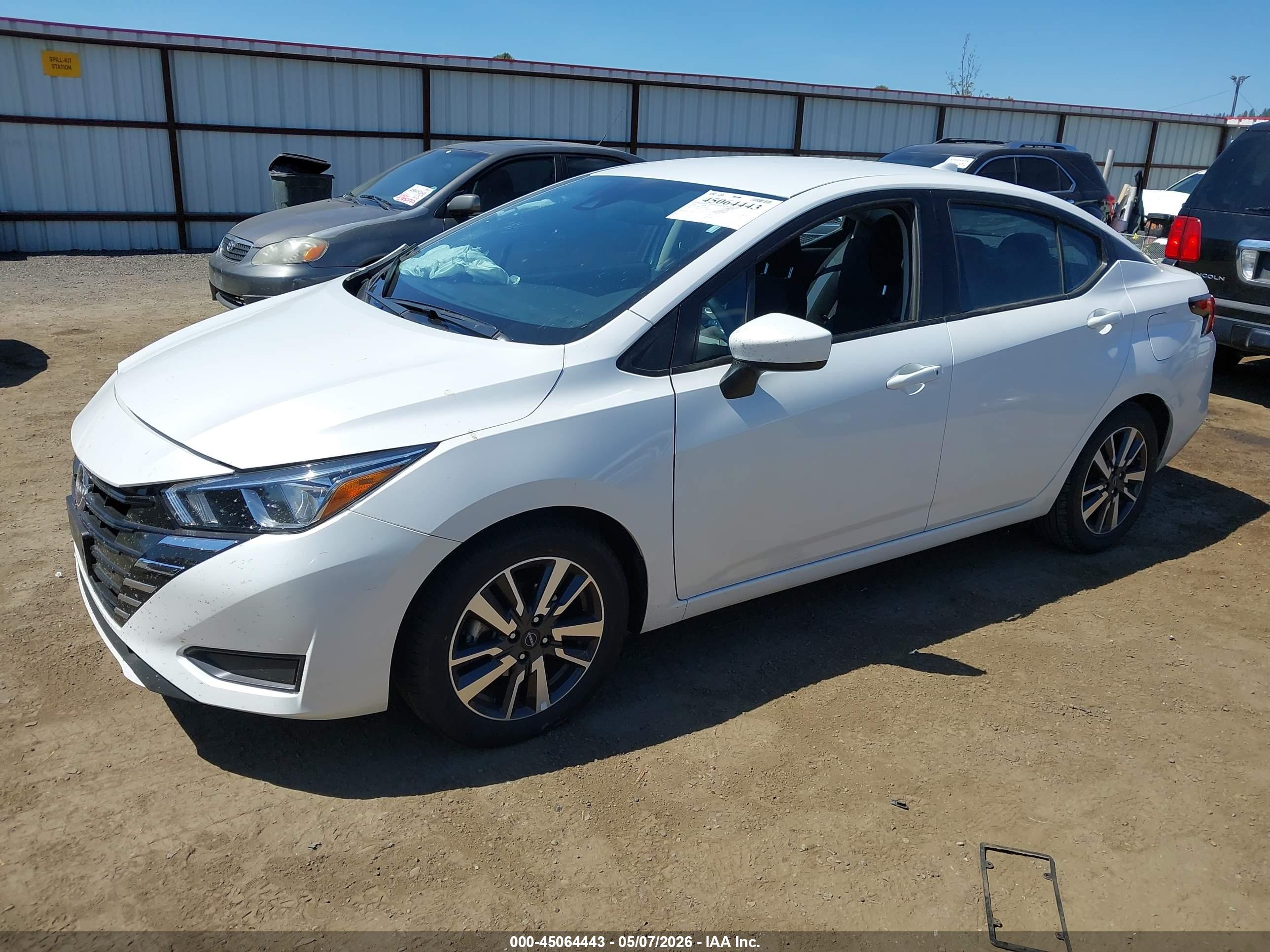 NISSAN VERSA image 2