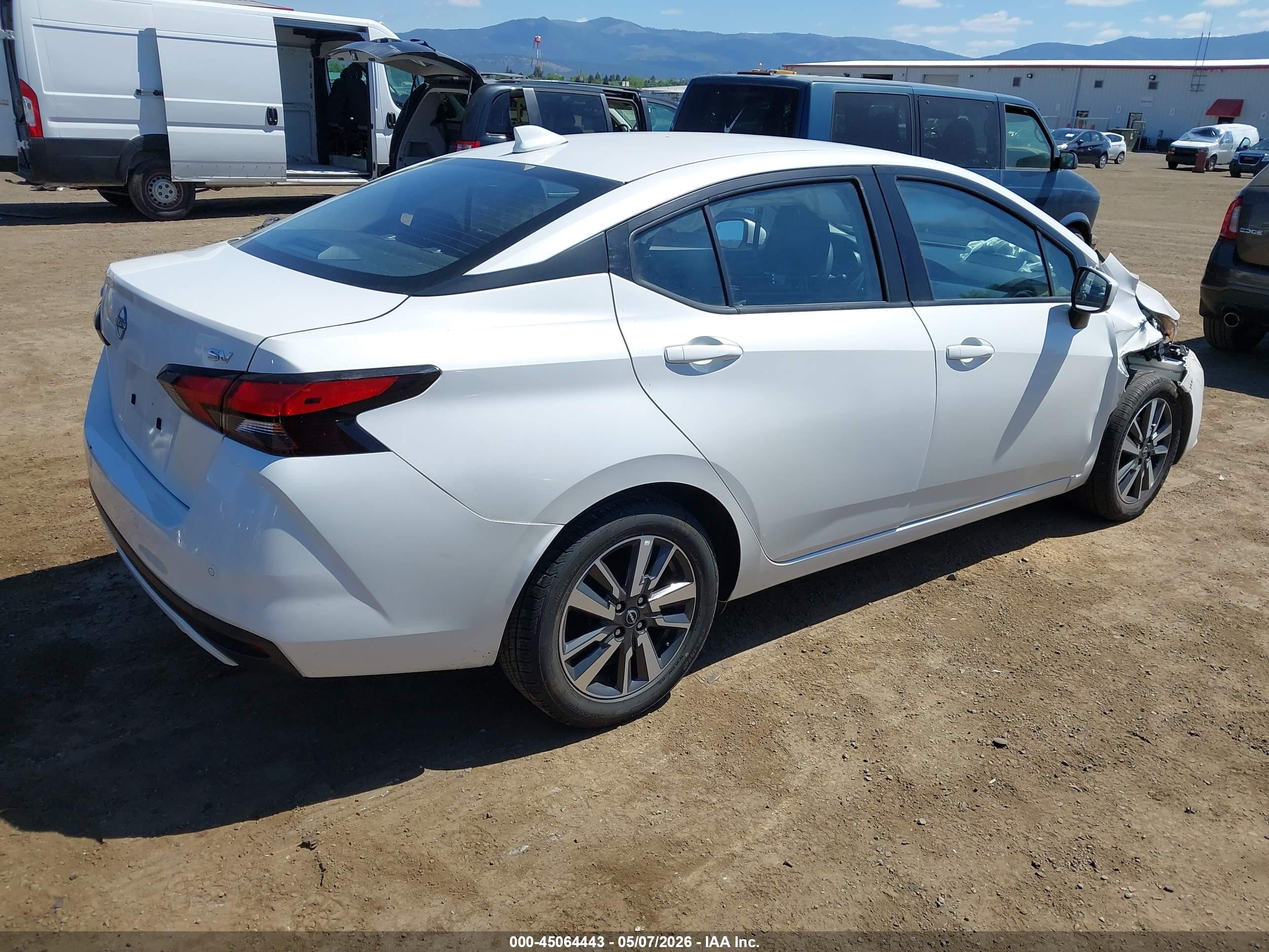 NISSAN VERSA image 4