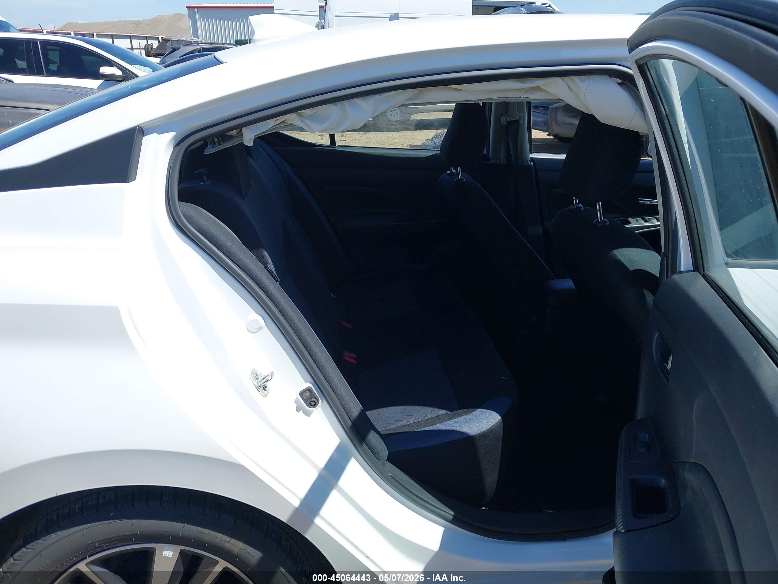 NISSAN VERSA image 8