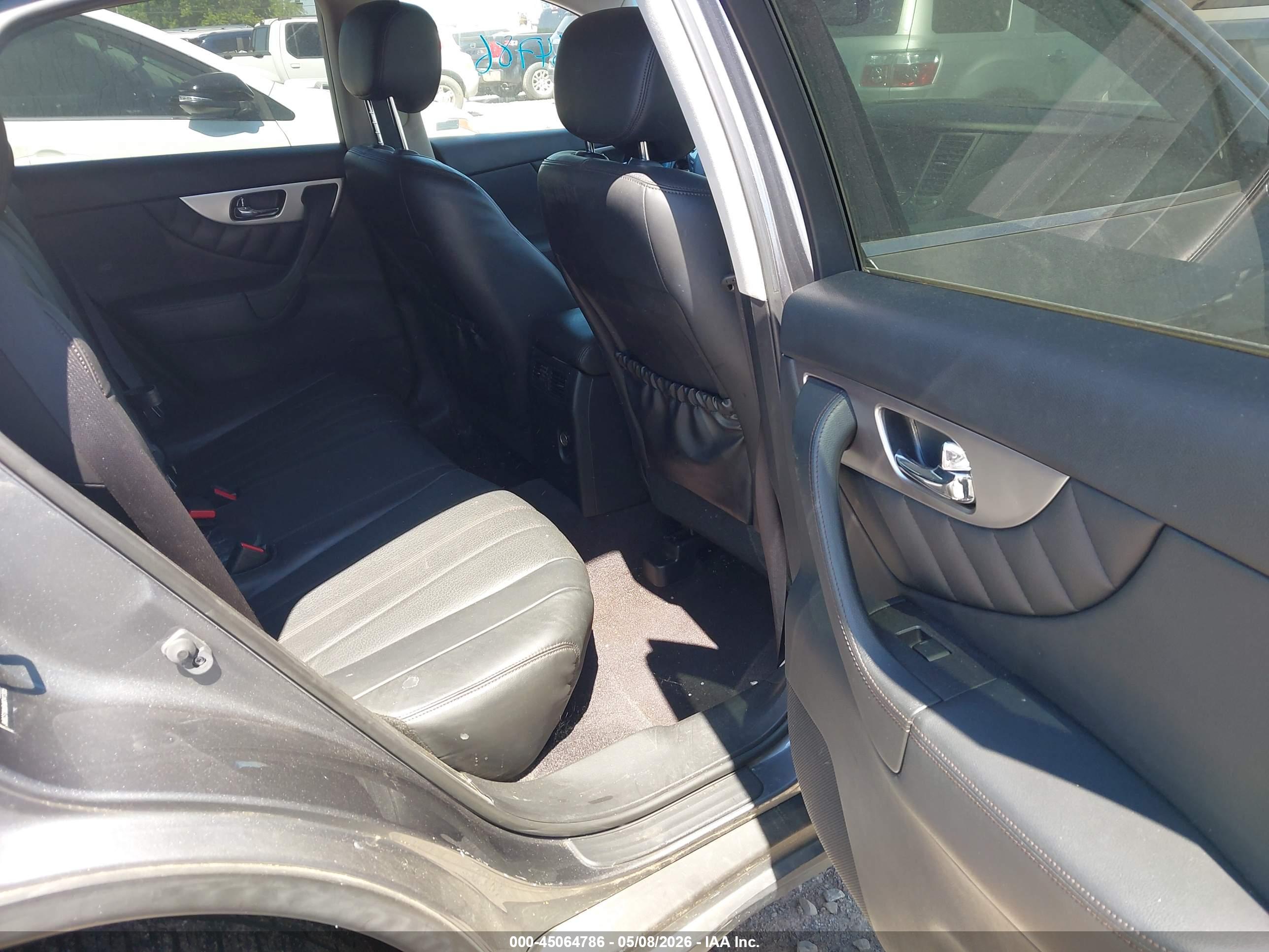 INFINITI QX70 image 8