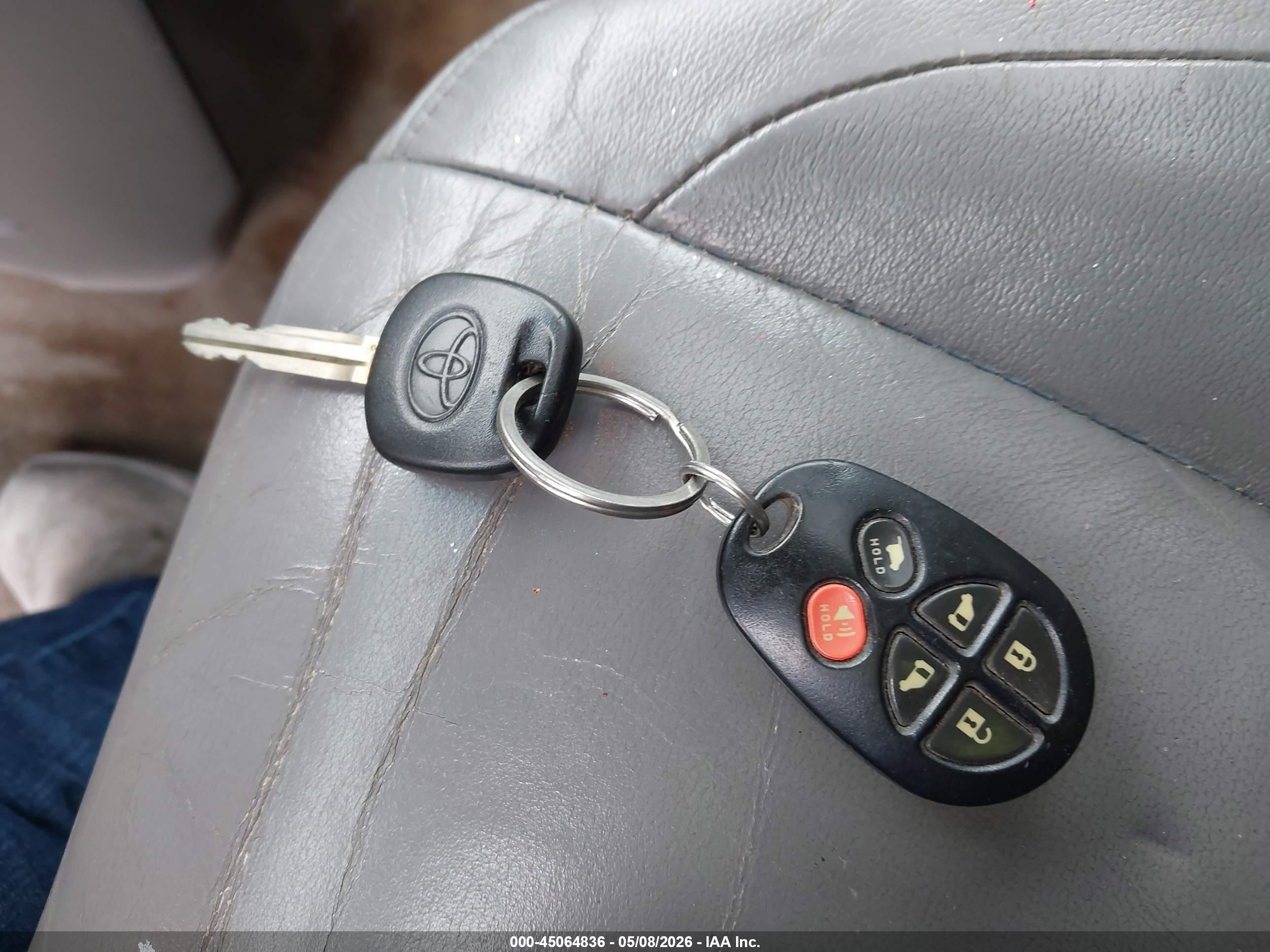TOYOTA SIENNA image 11