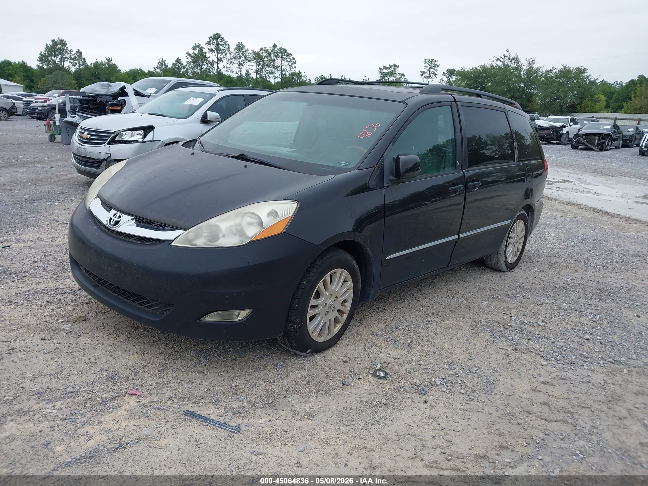 TOYOTA SIENNA image 2