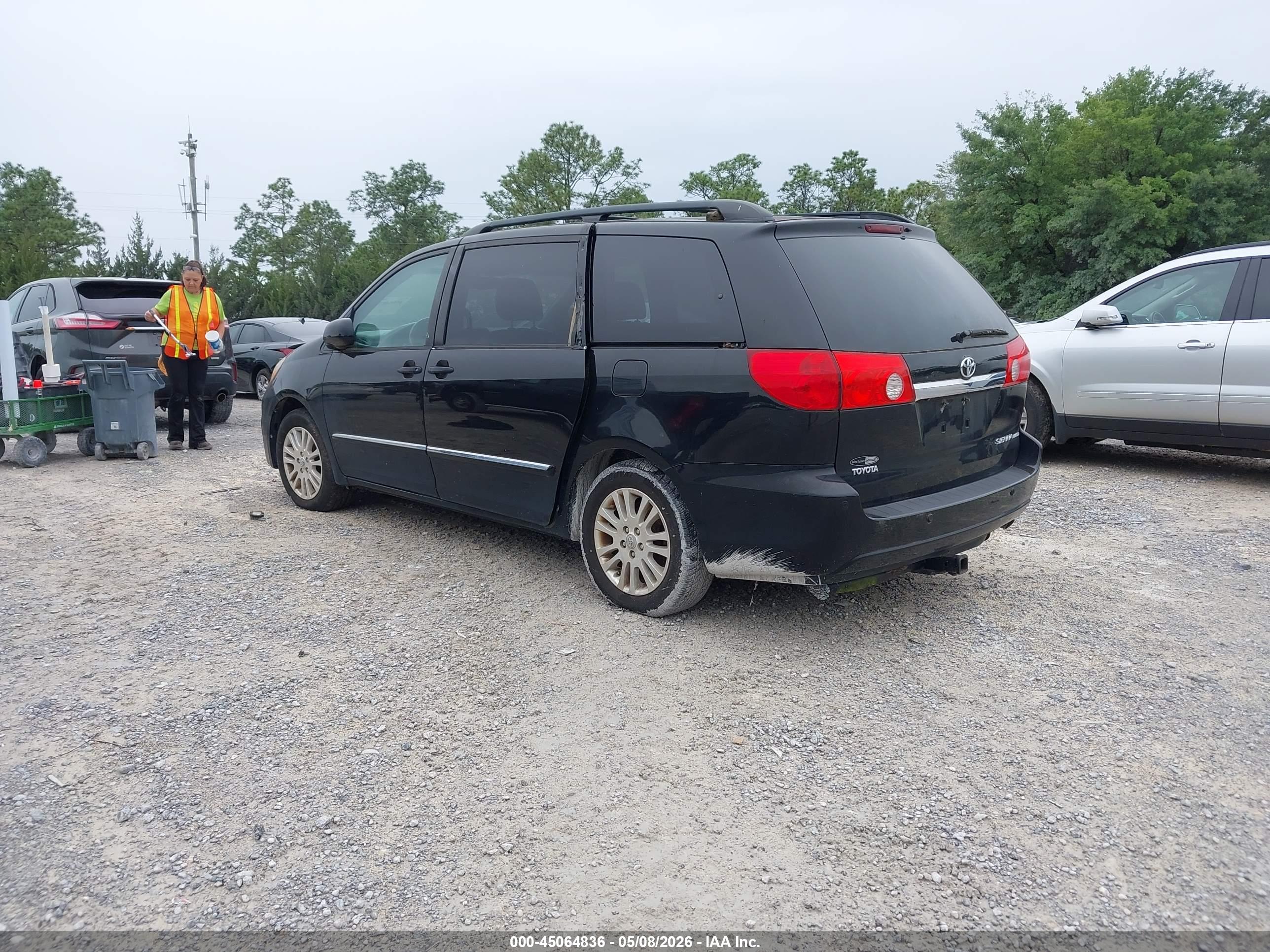 TOYOTA SIENNA image 3