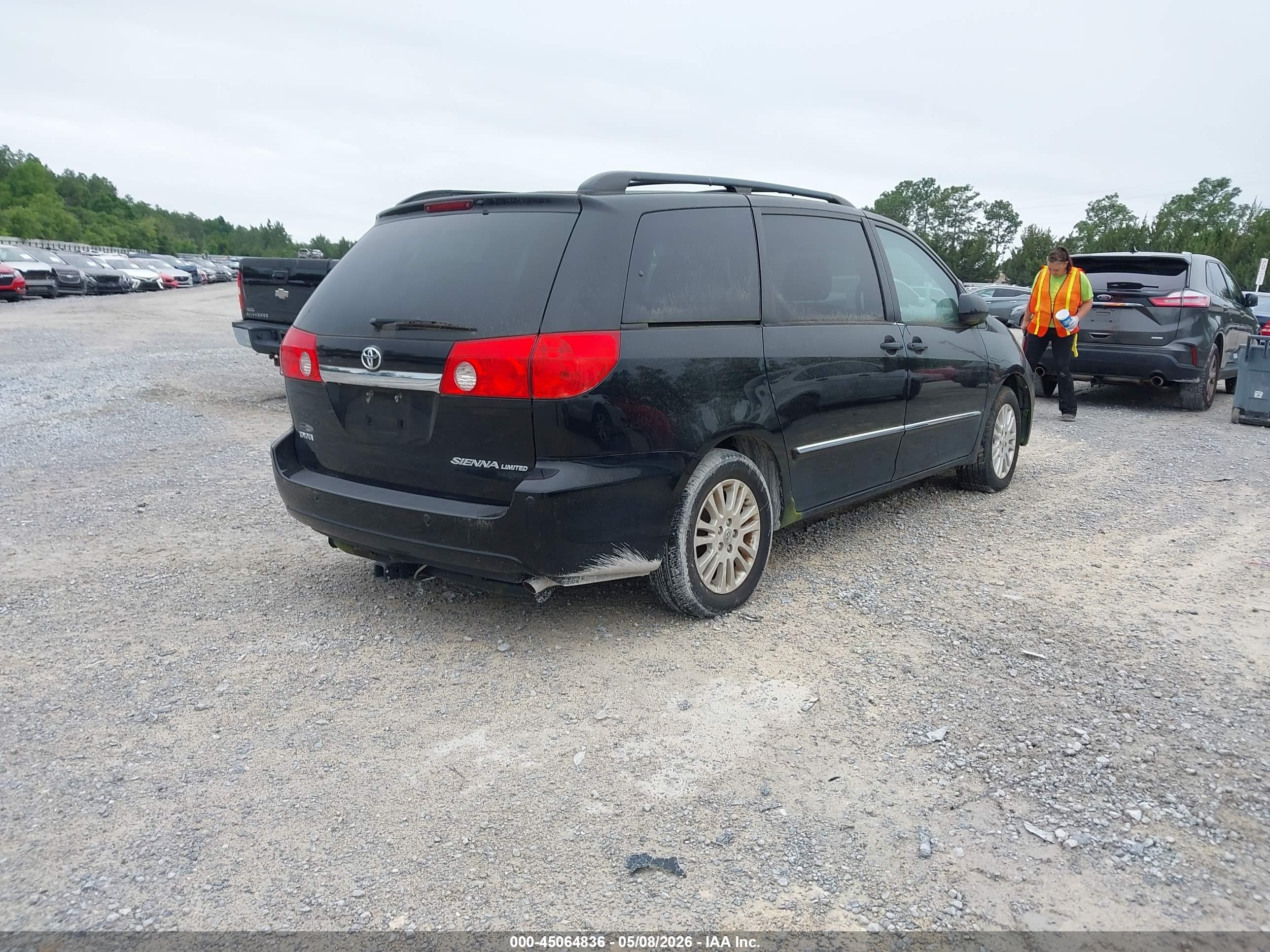 TOYOTA SIENNA image 4