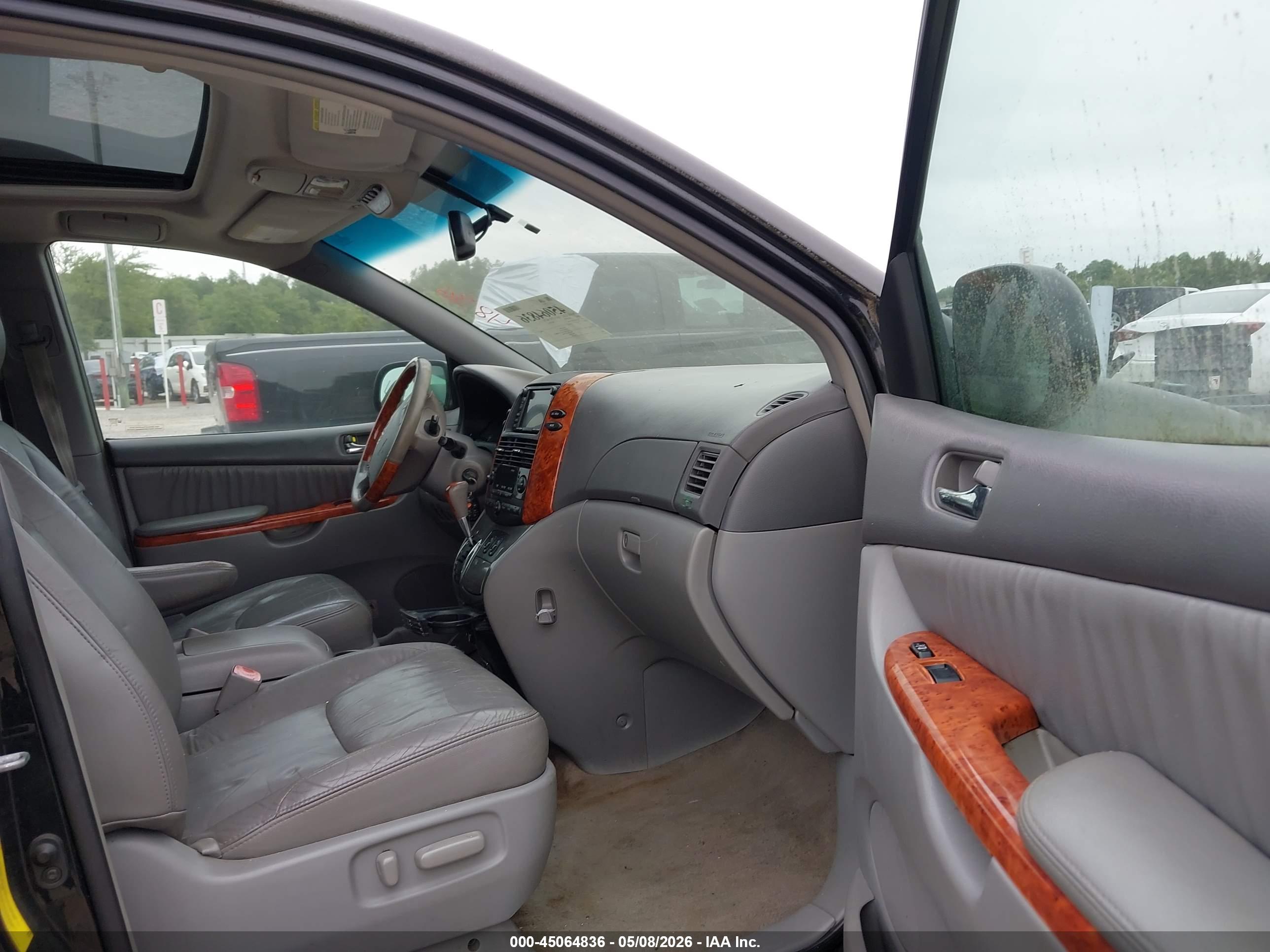 TOYOTA SIENNA image 5