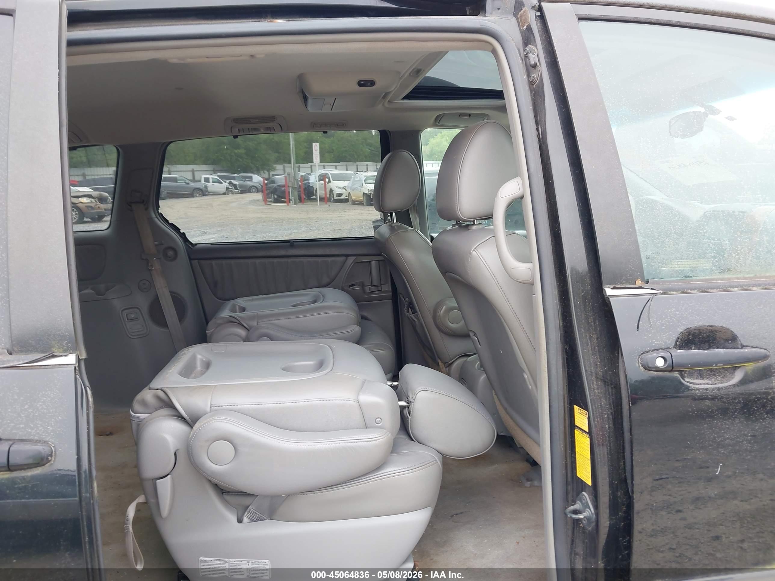 TOYOTA SIENNA image 8