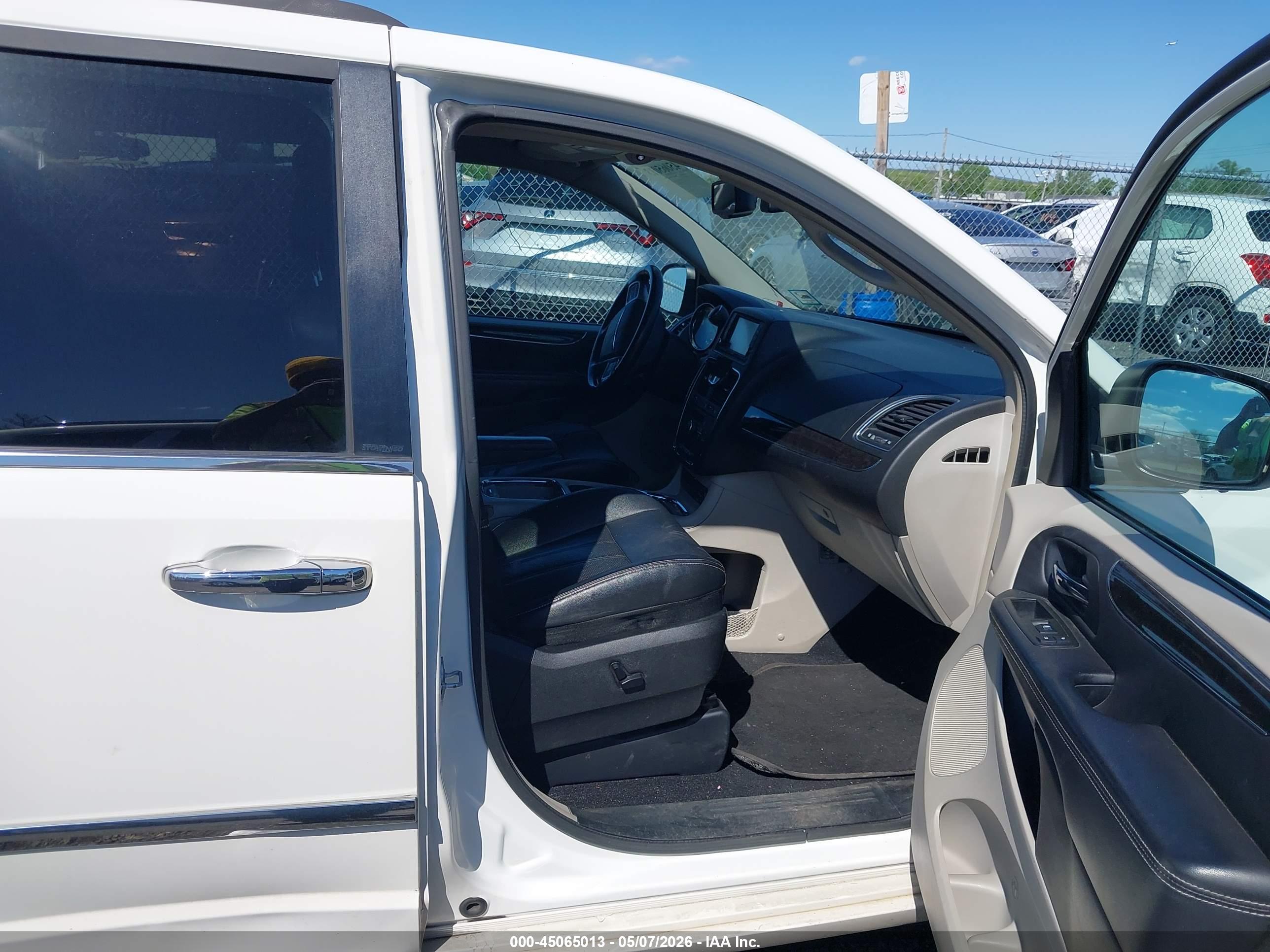 CHRYSLER TOWN image 5
