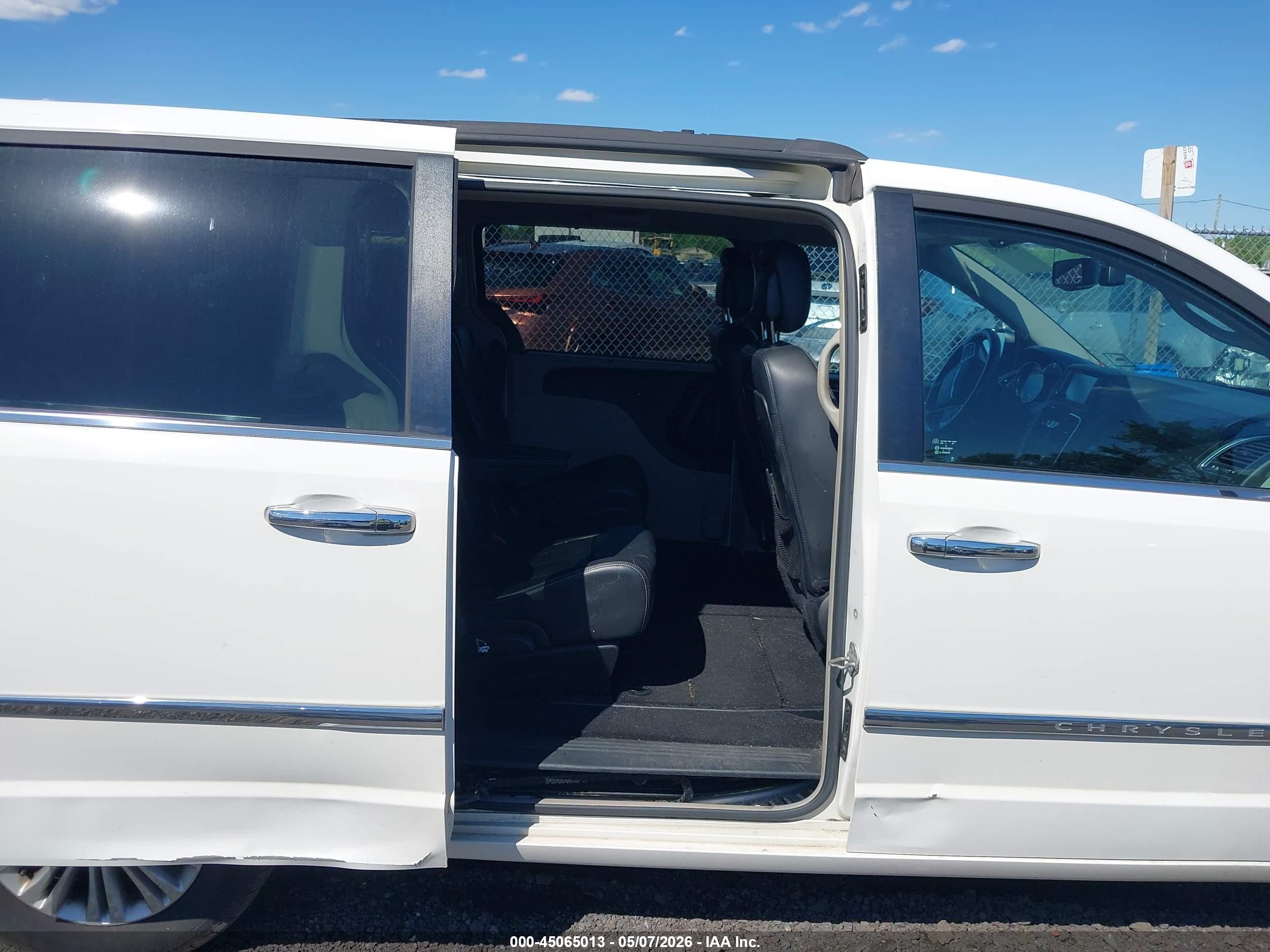 CHRYSLER TOWN image 8