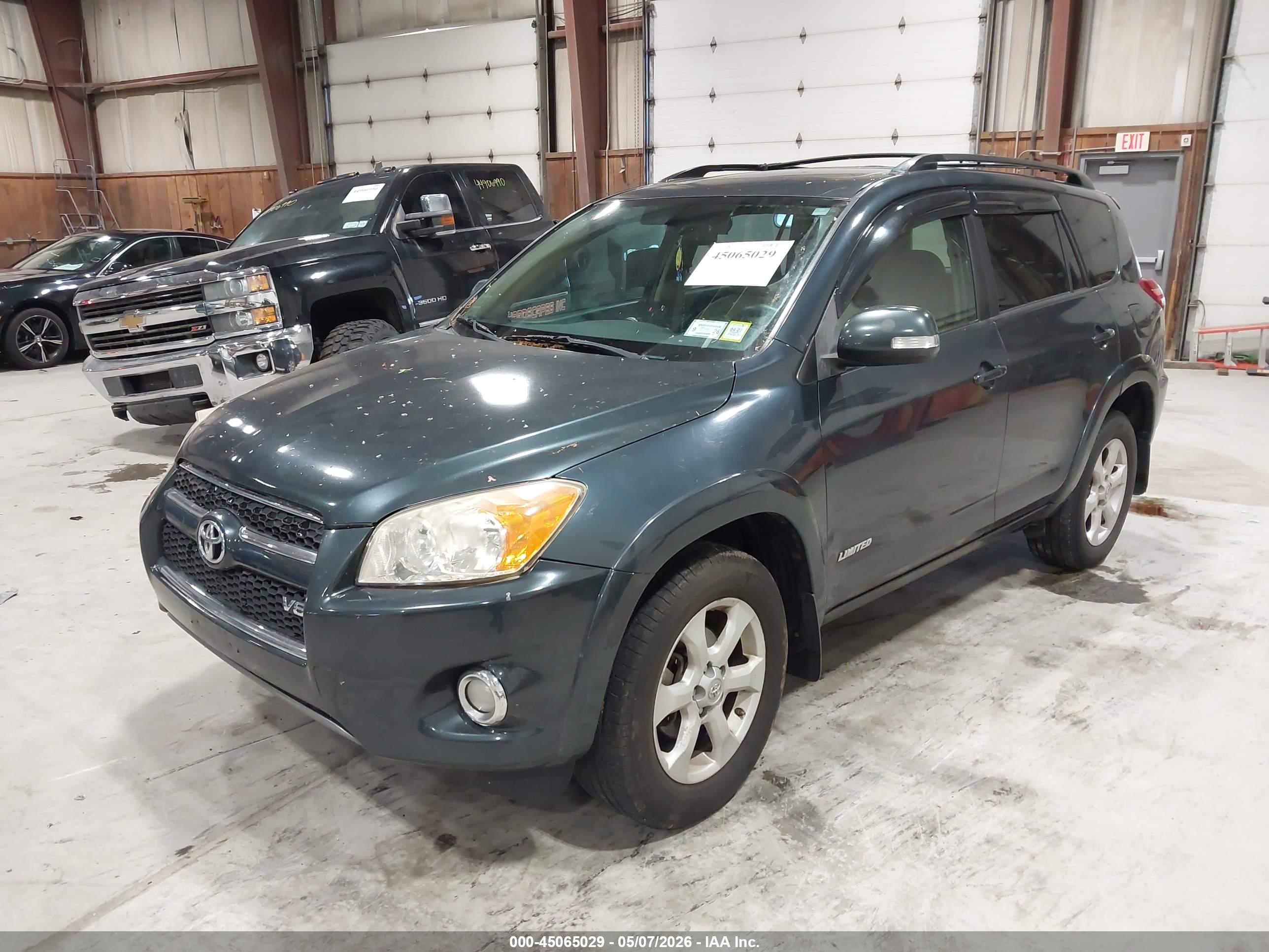 TOYOTA RAV4 image 2