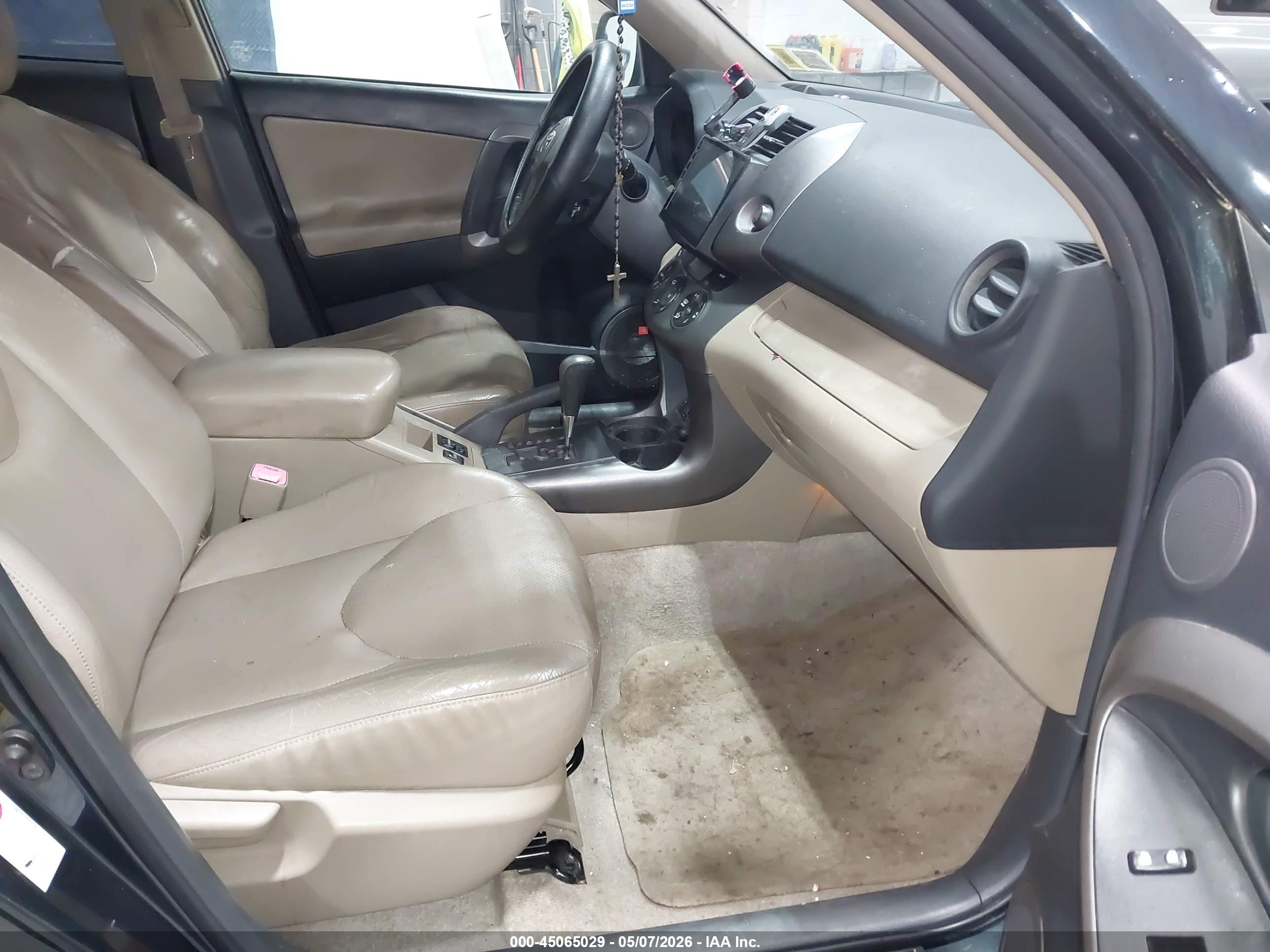 TOYOTA RAV4 image 5