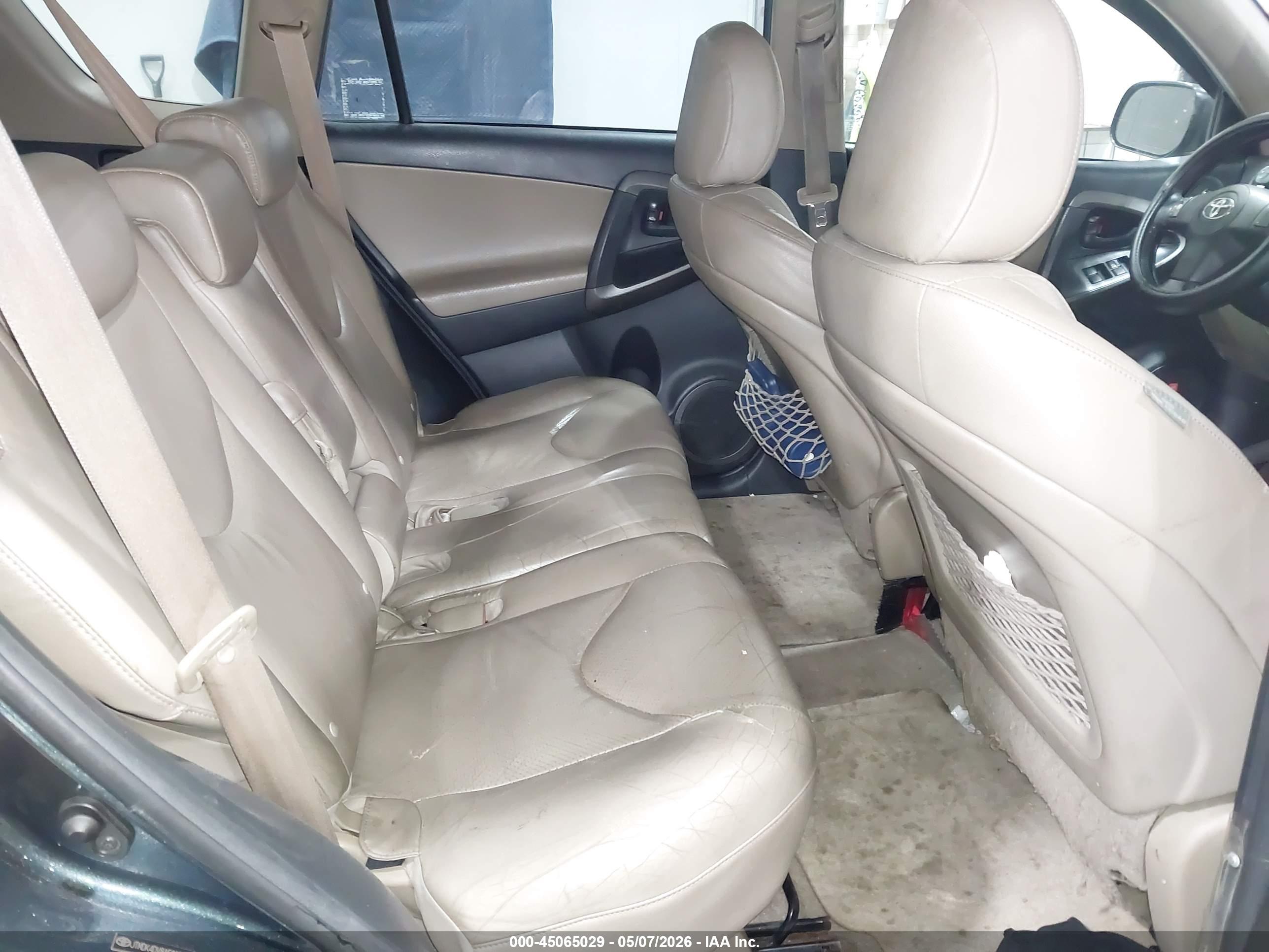 TOYOTA RAV4 image 8