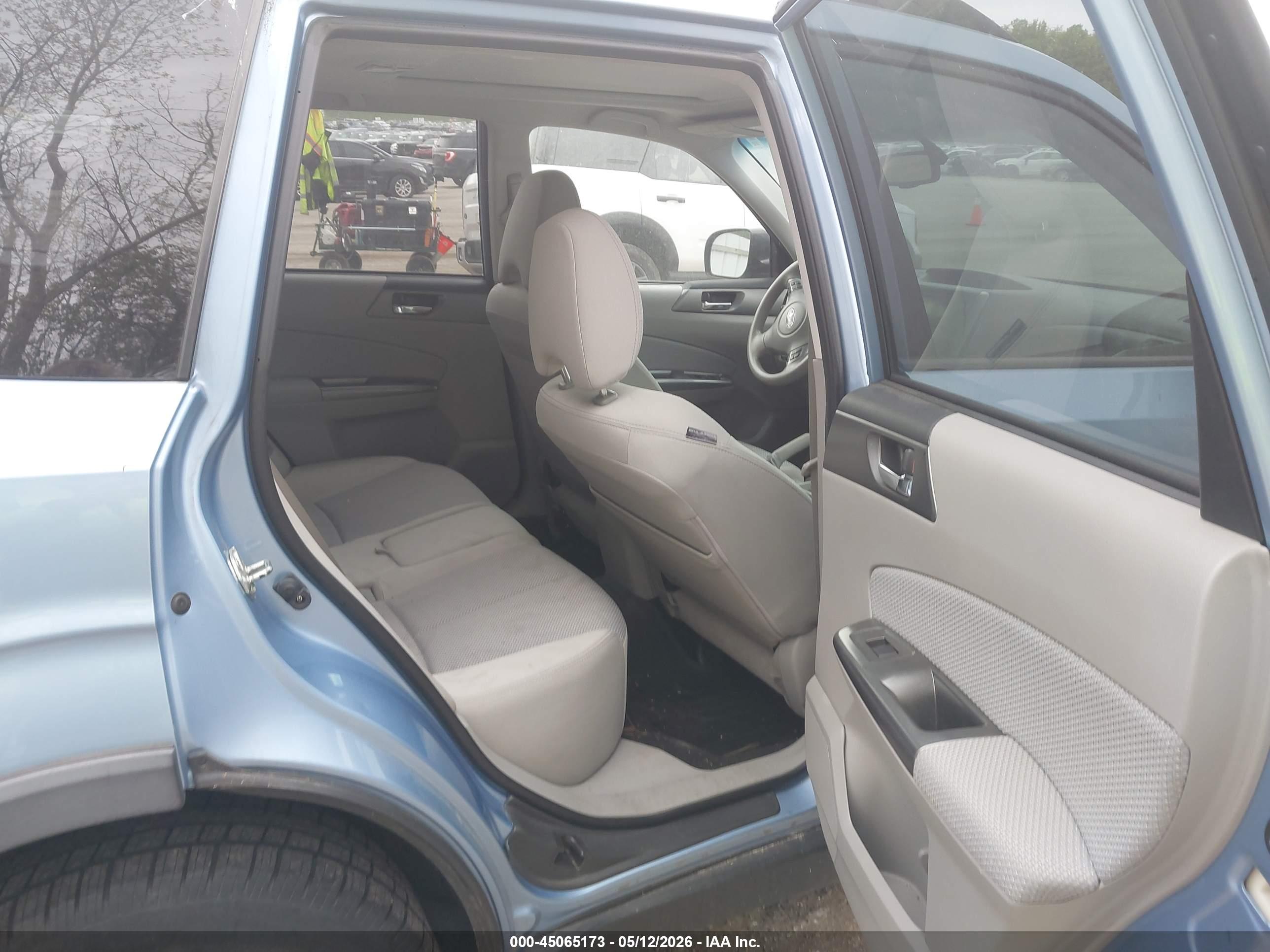 SUBARU FORESTER image 8