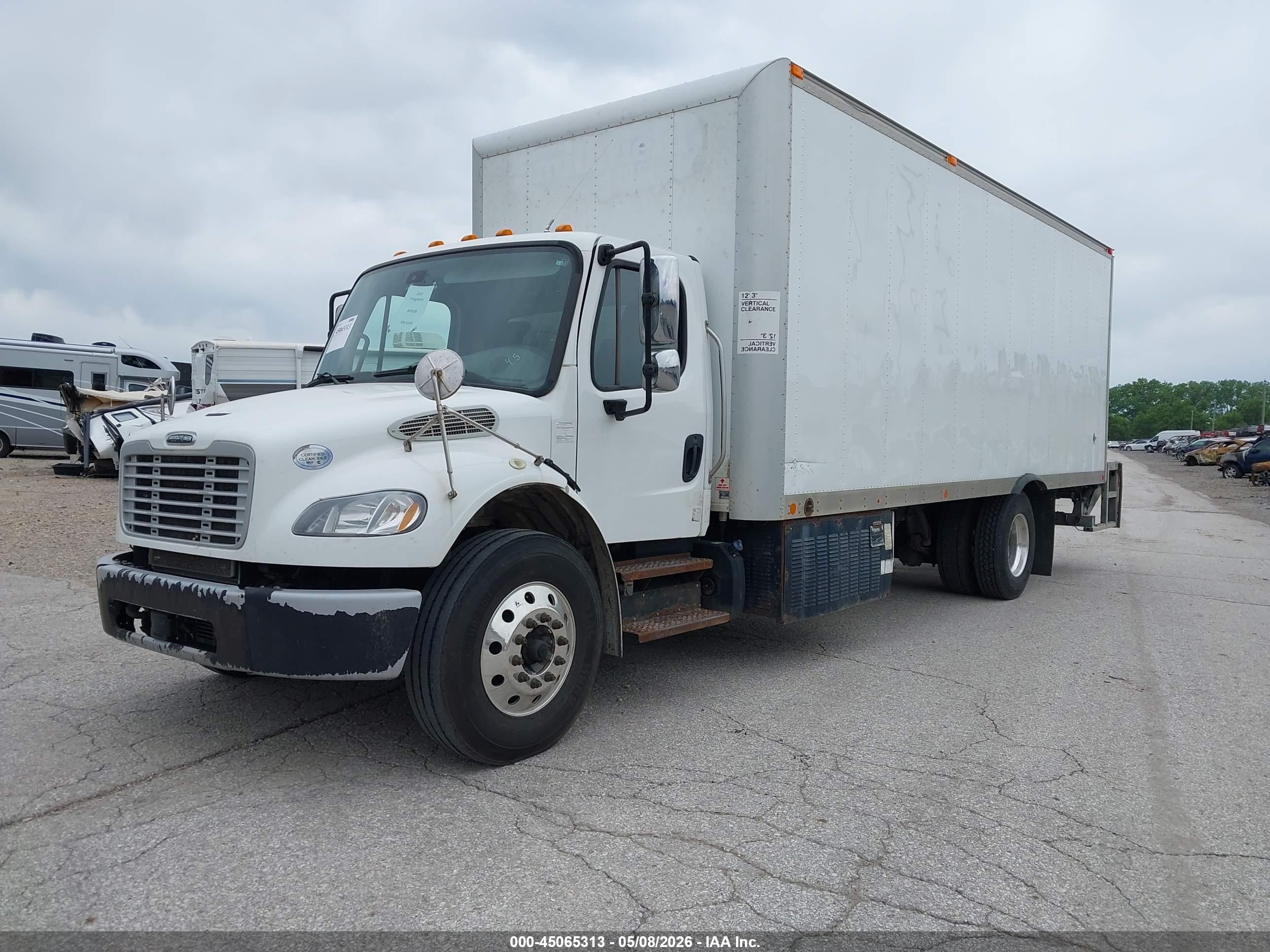 FREIGHTLINER M2 image 2