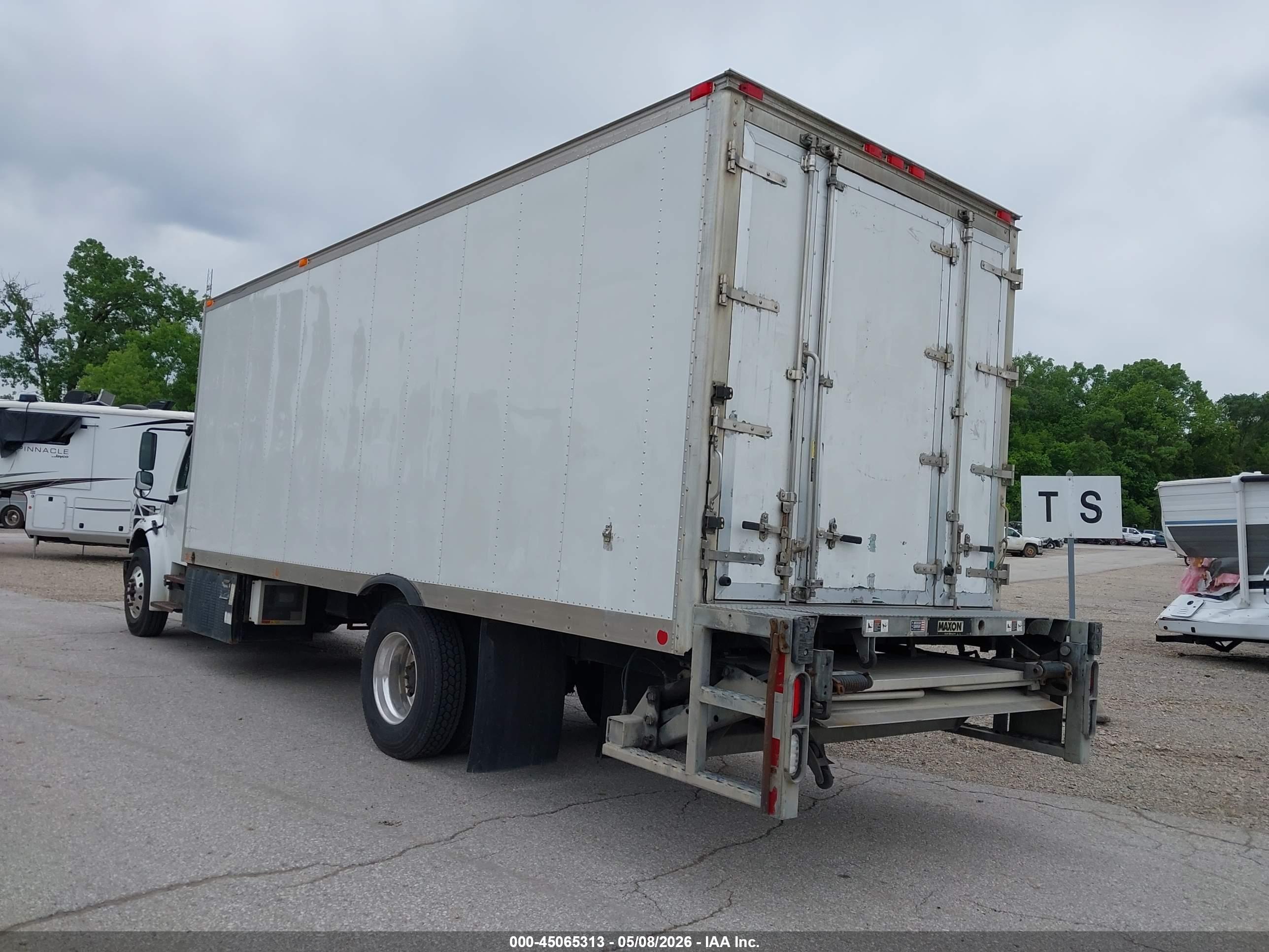 FREIGHTLINER M2 image 3