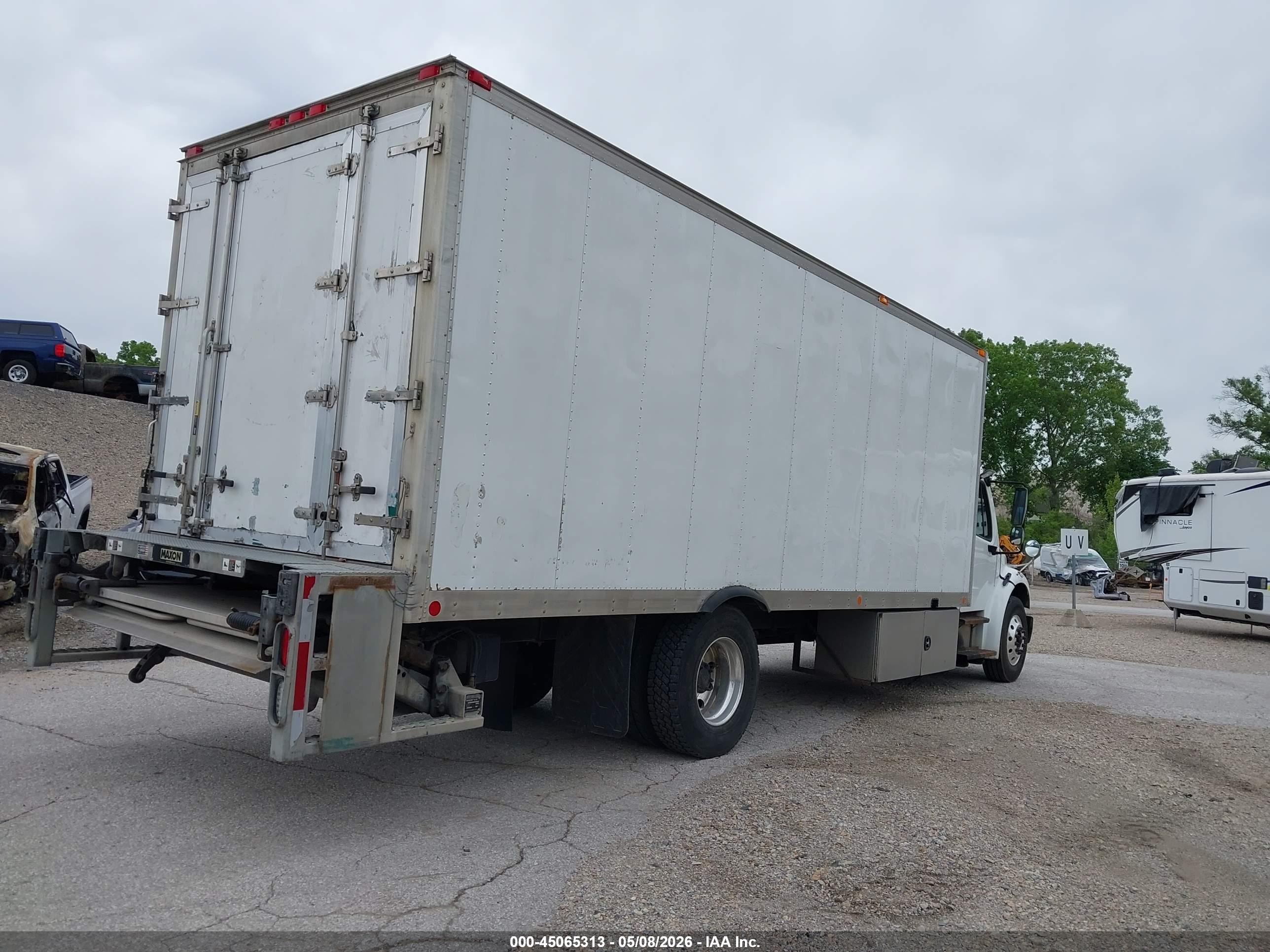 FREIGHTLINER M2 image 4