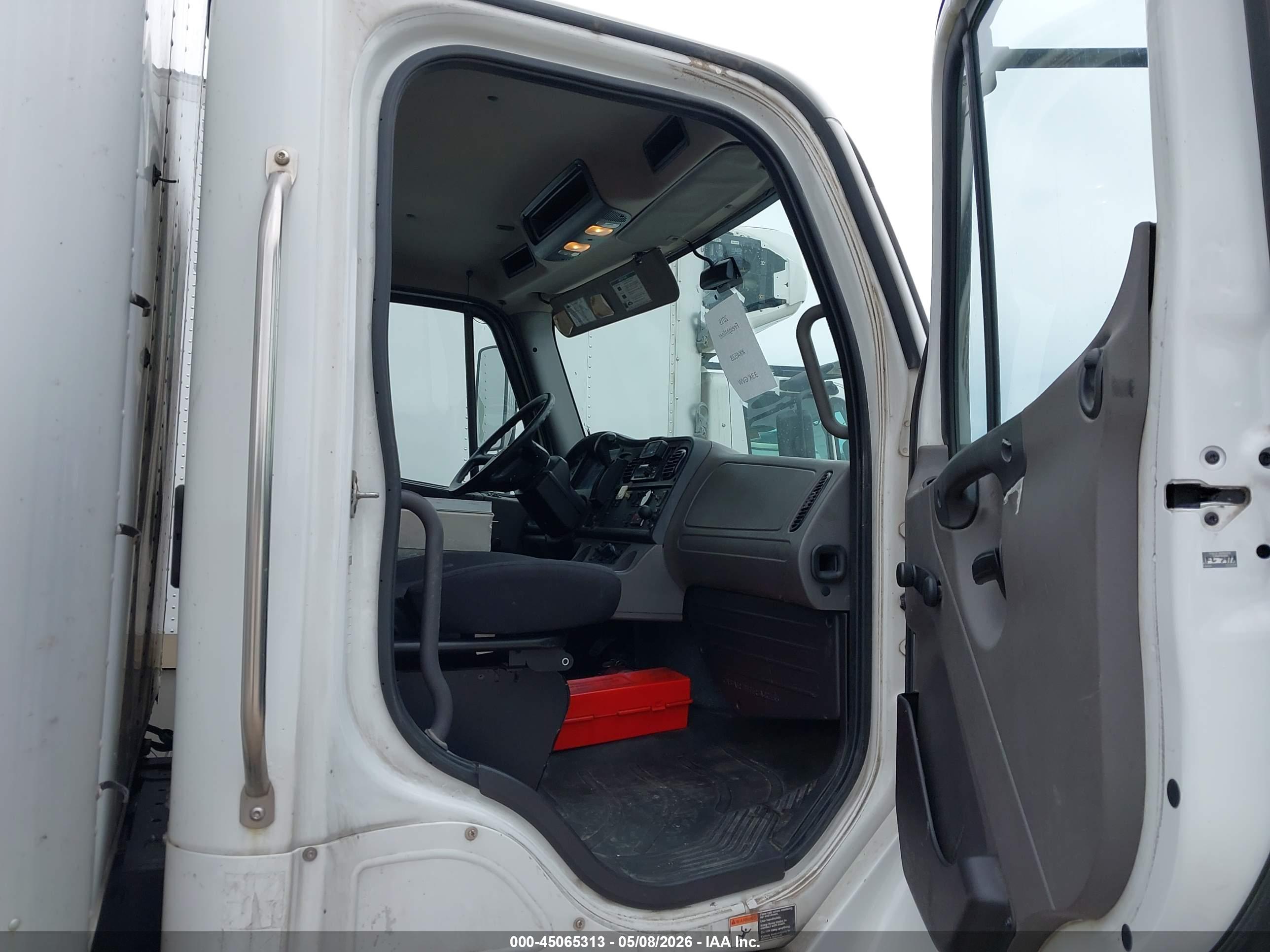 FREIGHTLINER M2 image 8