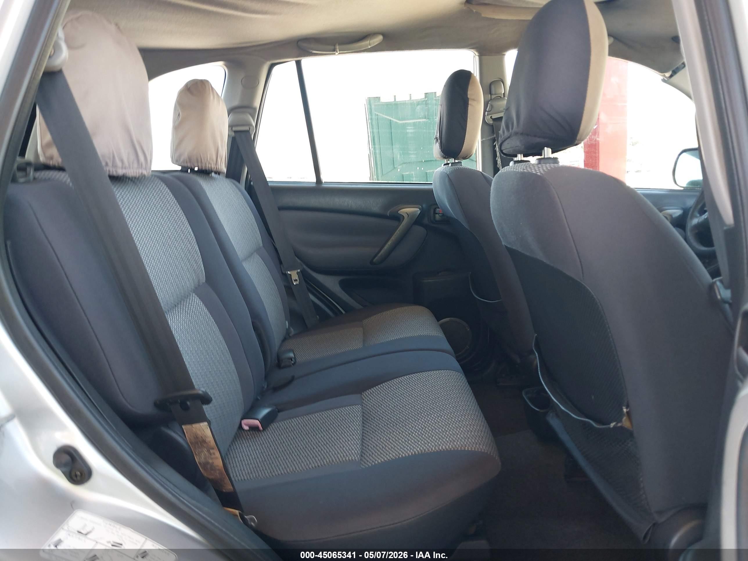 TOYOTA RAV4 image 8