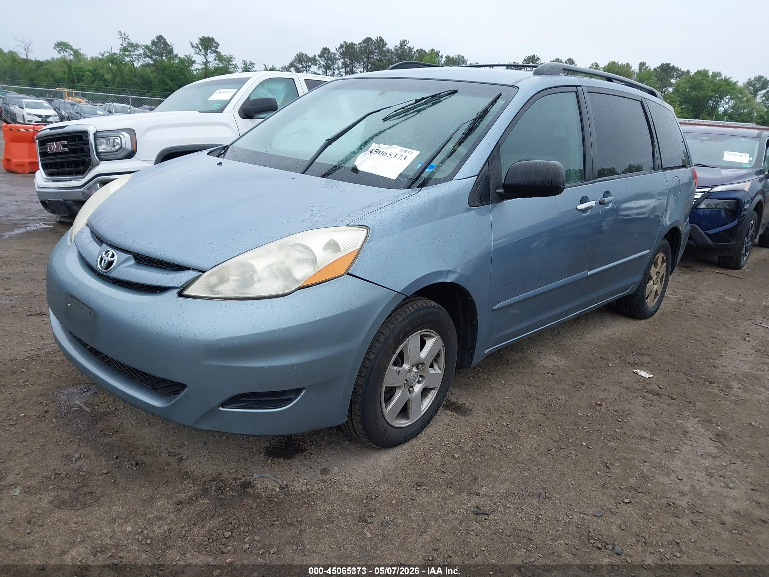 TOYOTA SIENNA image 2