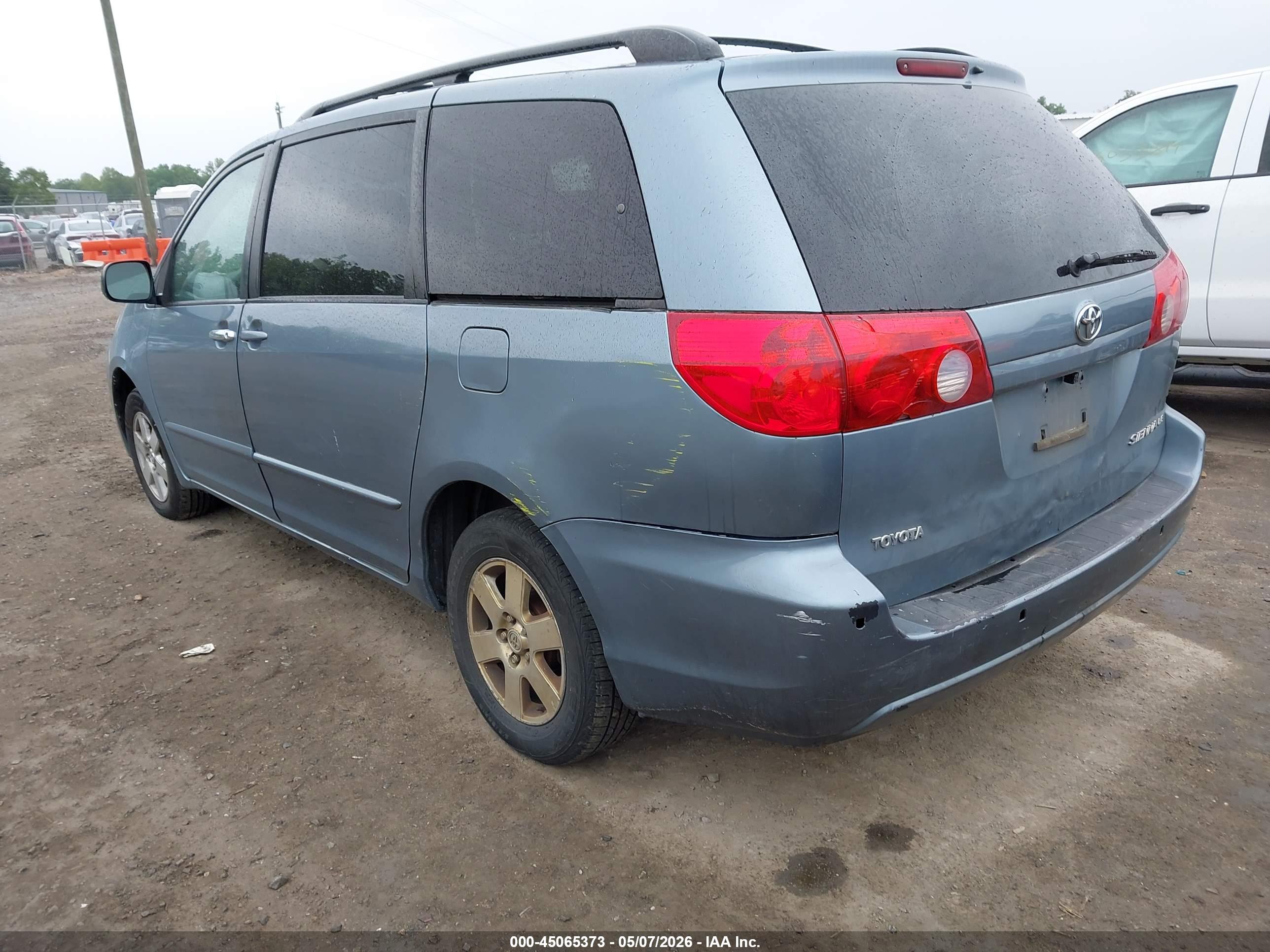 TOYOTA SIENNA image 3