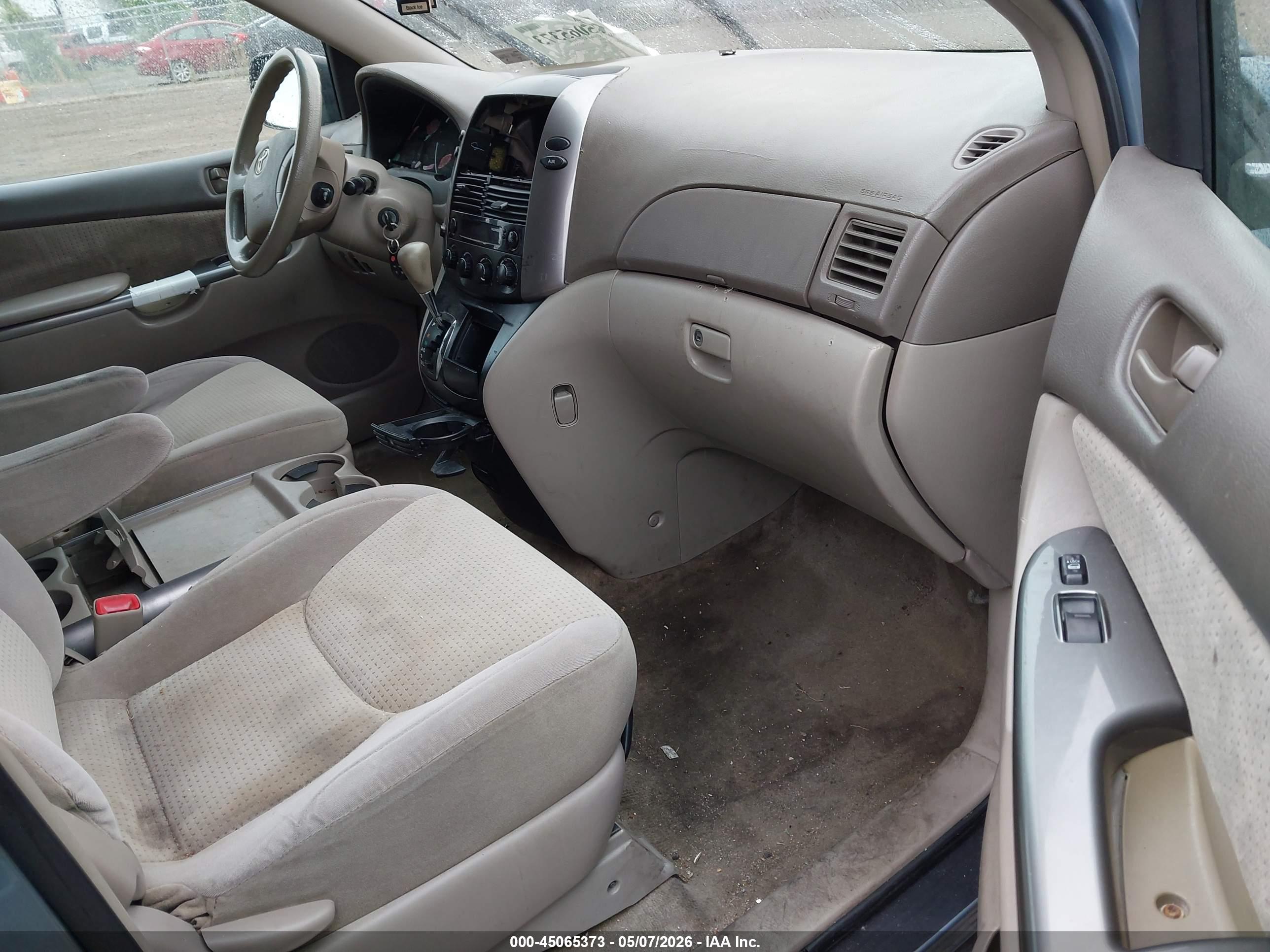 TOYOTA SIENNA image 5
