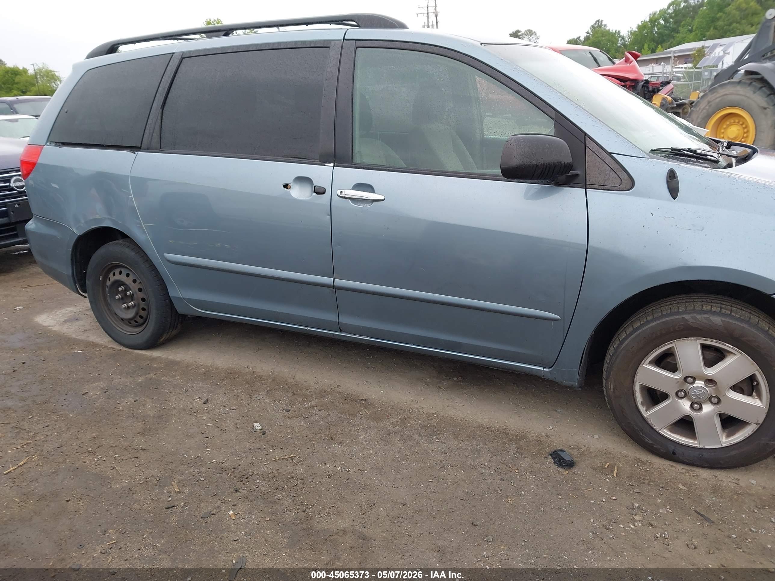 TOYOTA SIENNA image 6