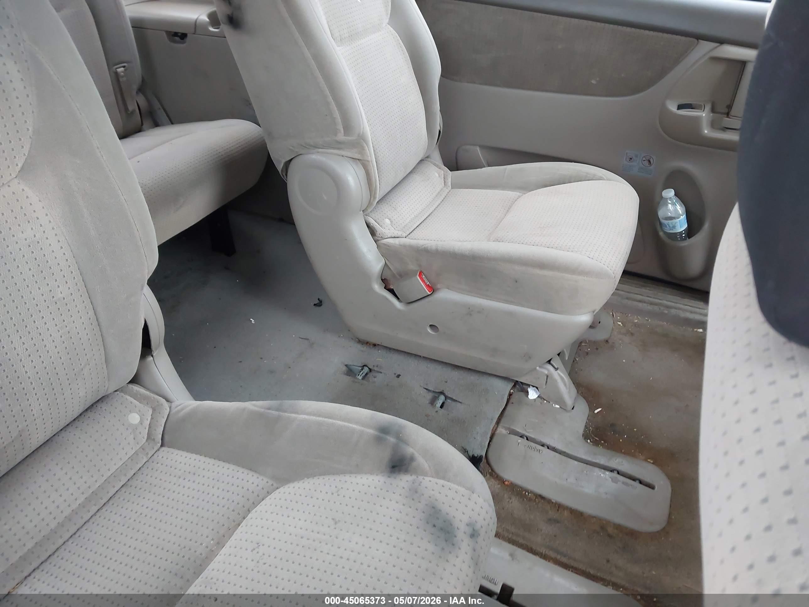 TOYOTA SIENNA image 8