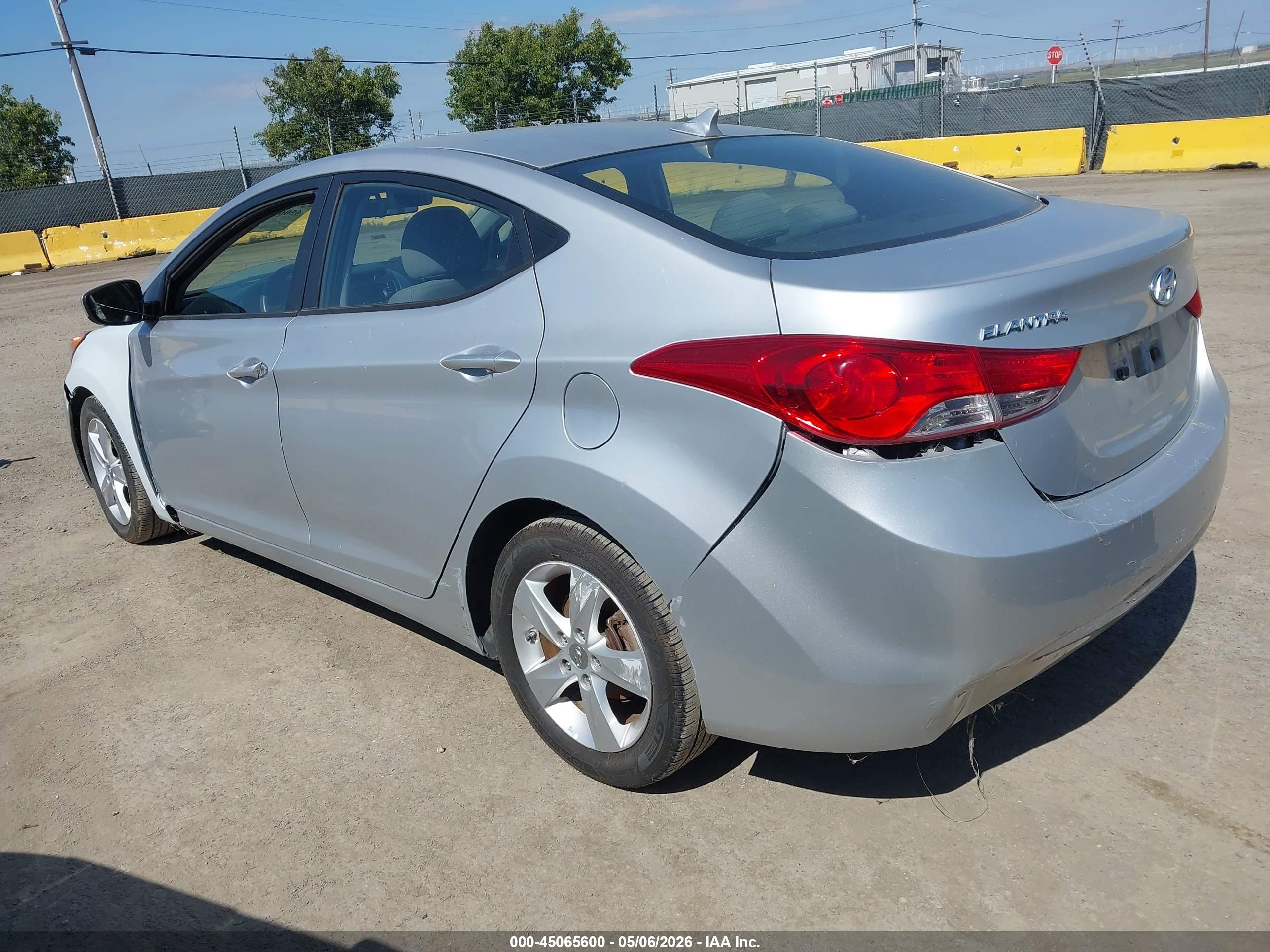 HYUNDAI ELANTRA image 3