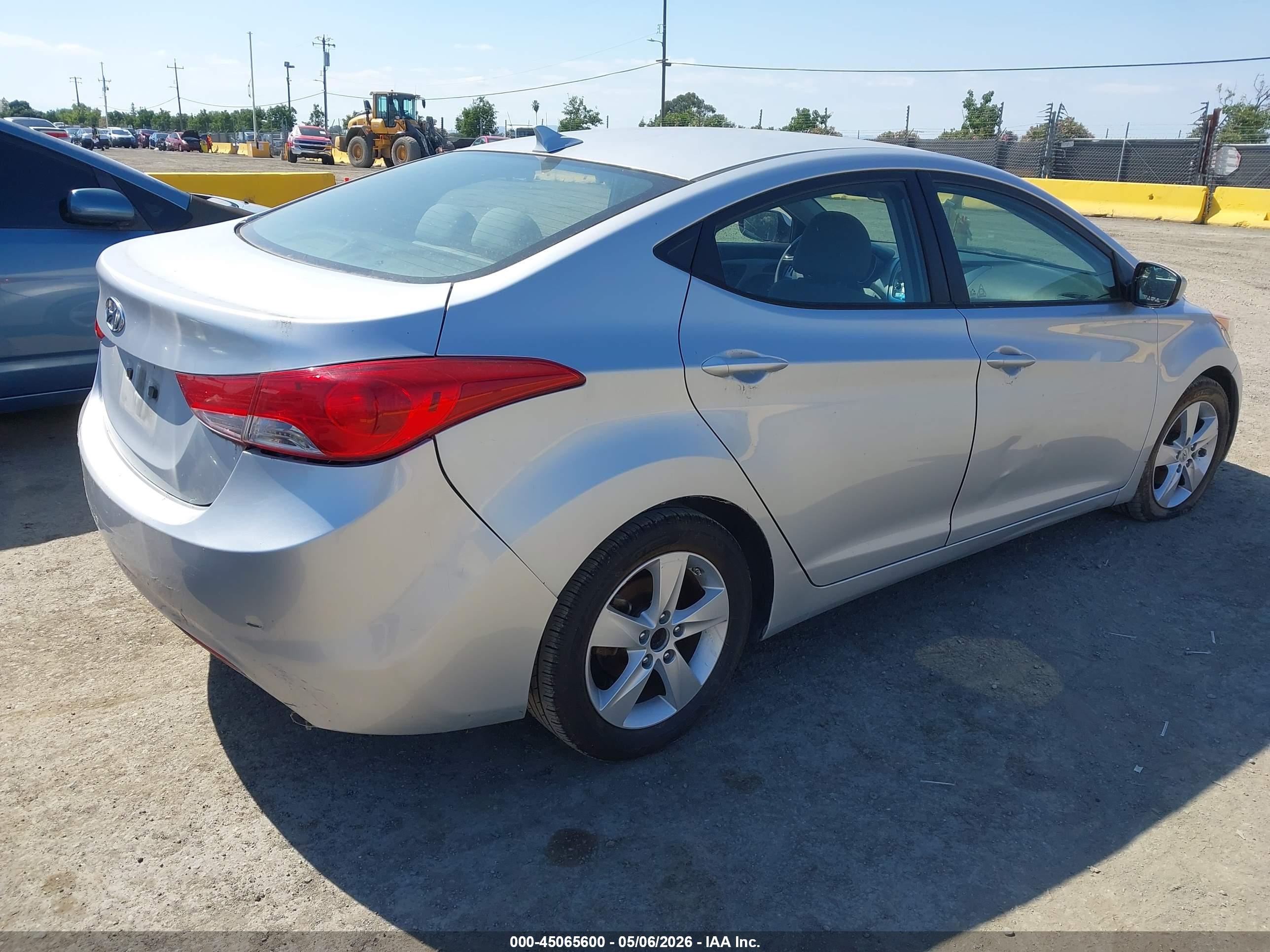 HYUNDAI ELANTRA image 4