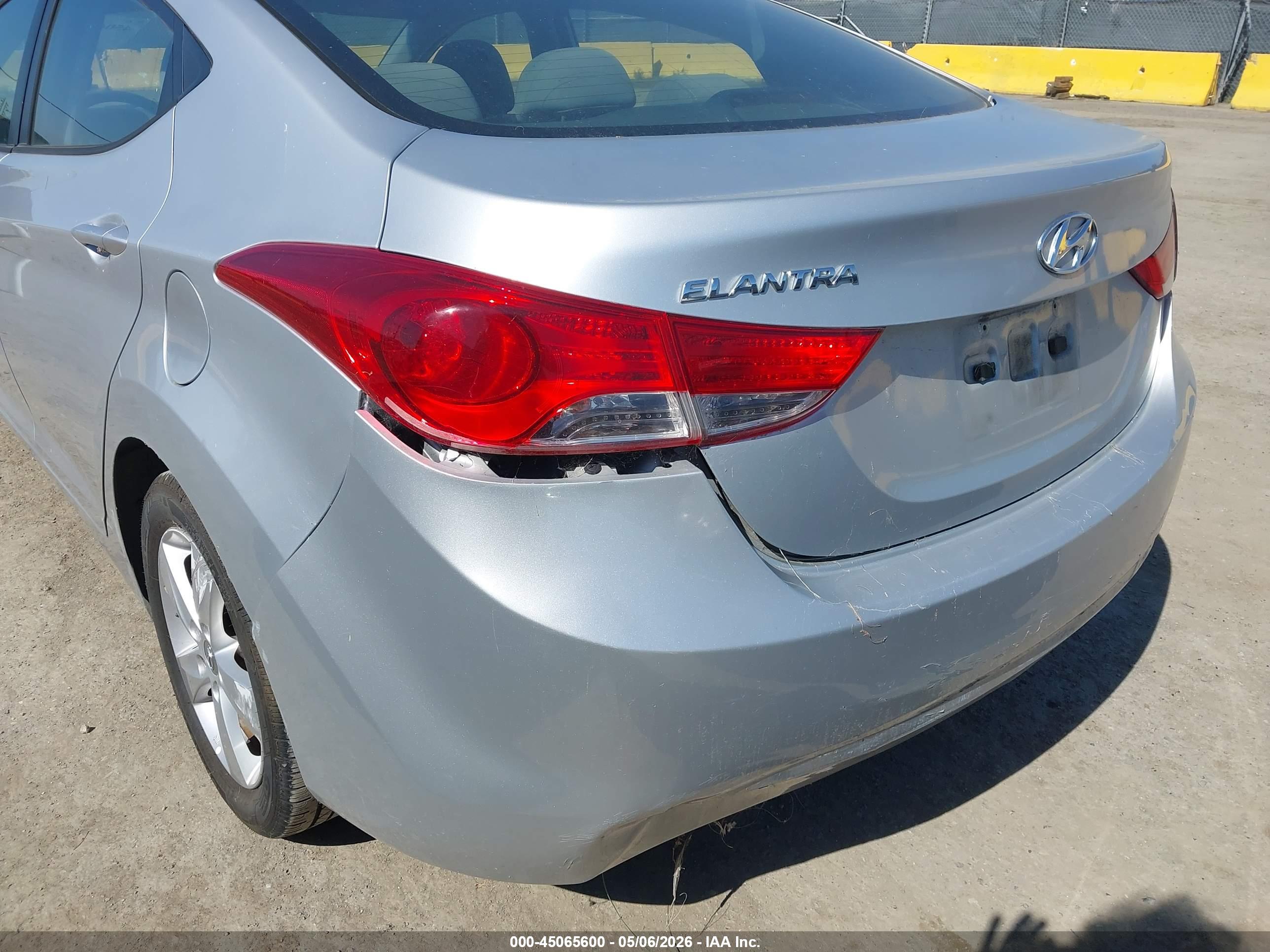 HYUNDAI ELANTRA image 6