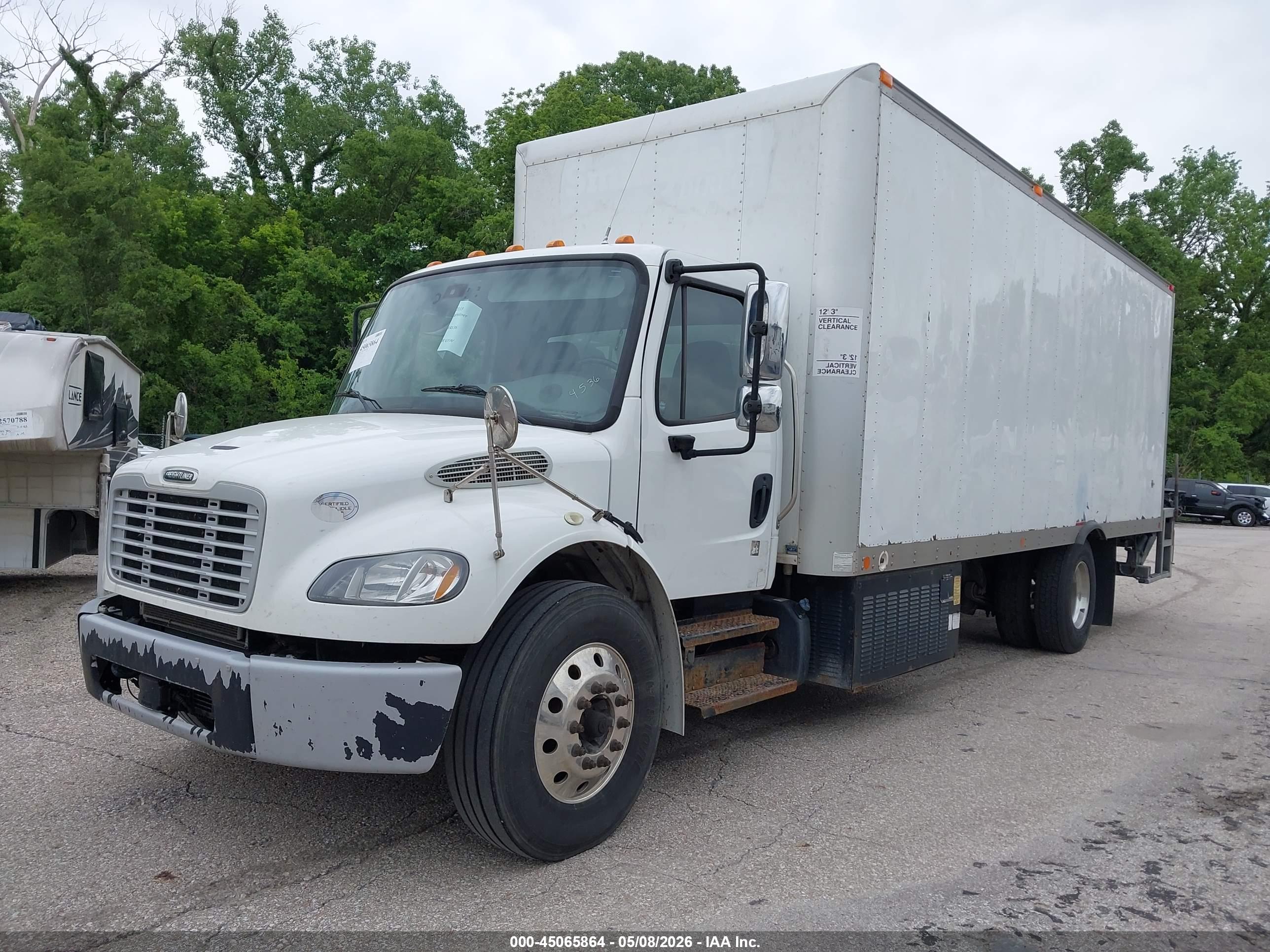 FREIGHTLINER M2 image 2