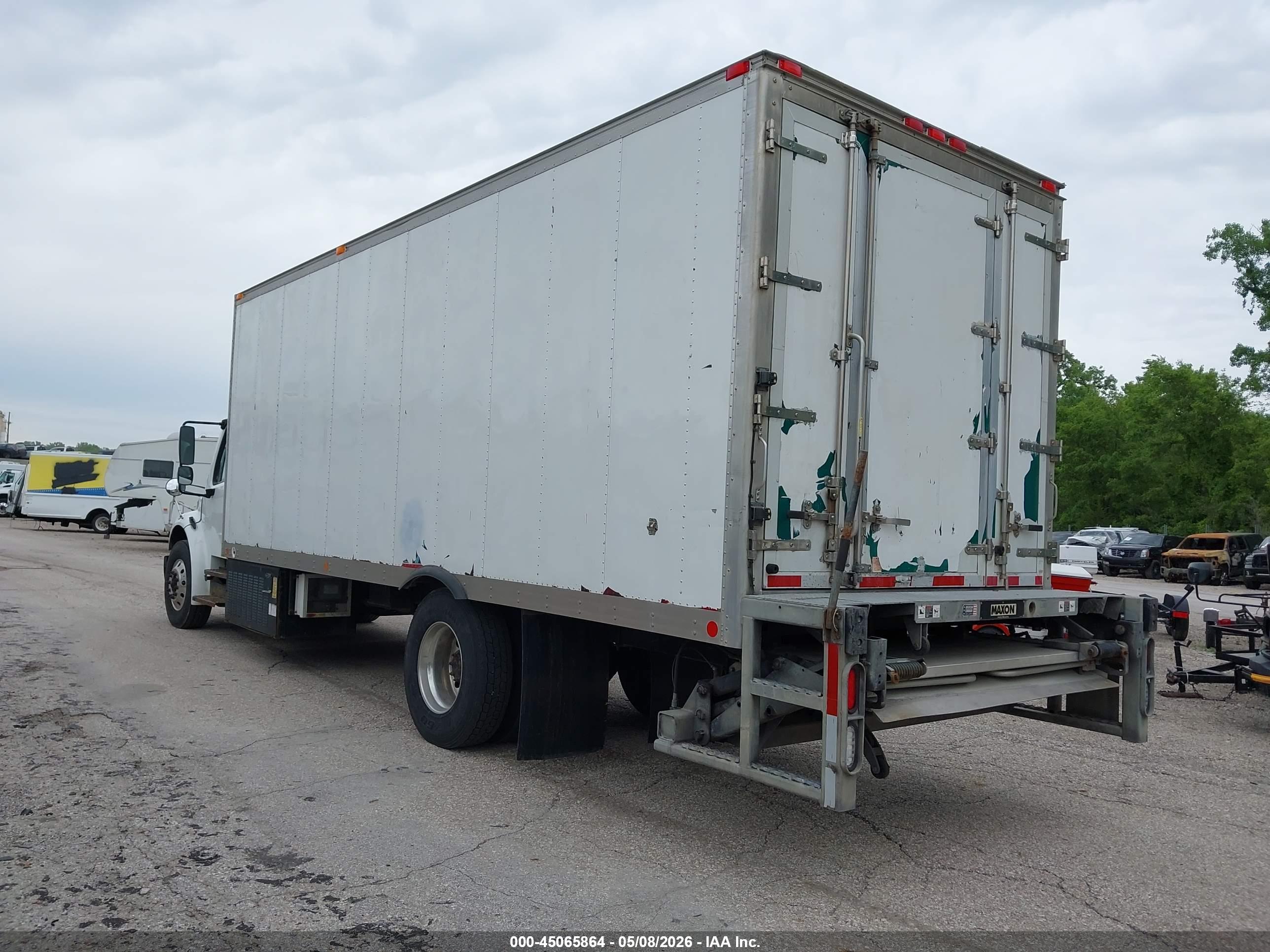 FREIGHTLINER M2 image 3