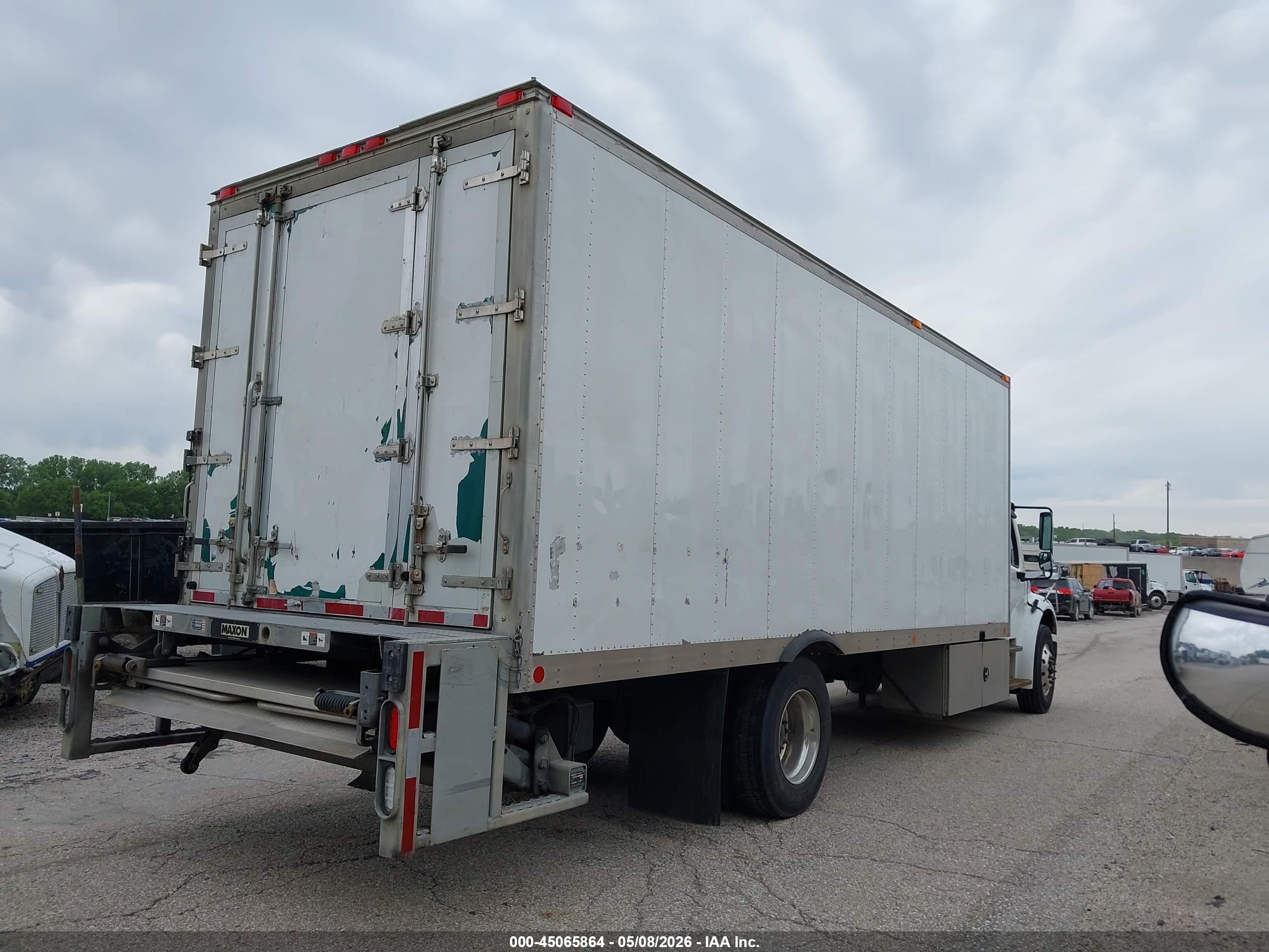FREIGHTLINER M2 image 4