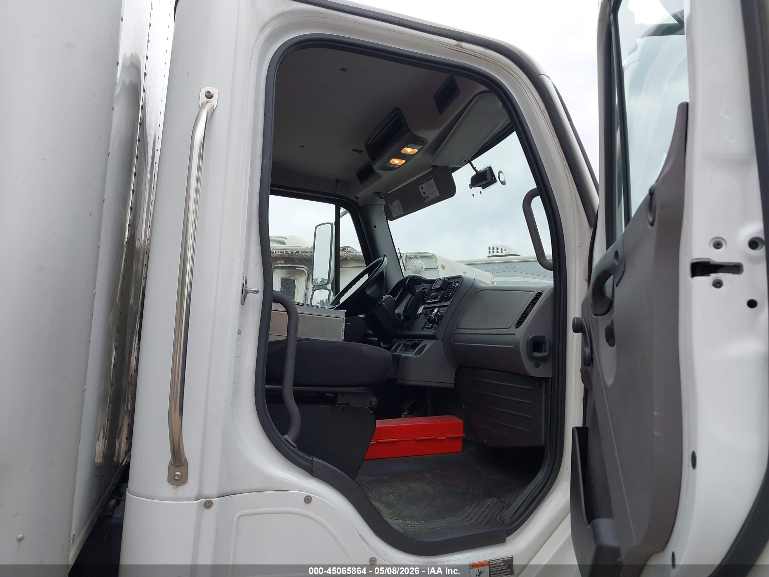 FREIGHTLINER M2 image 8