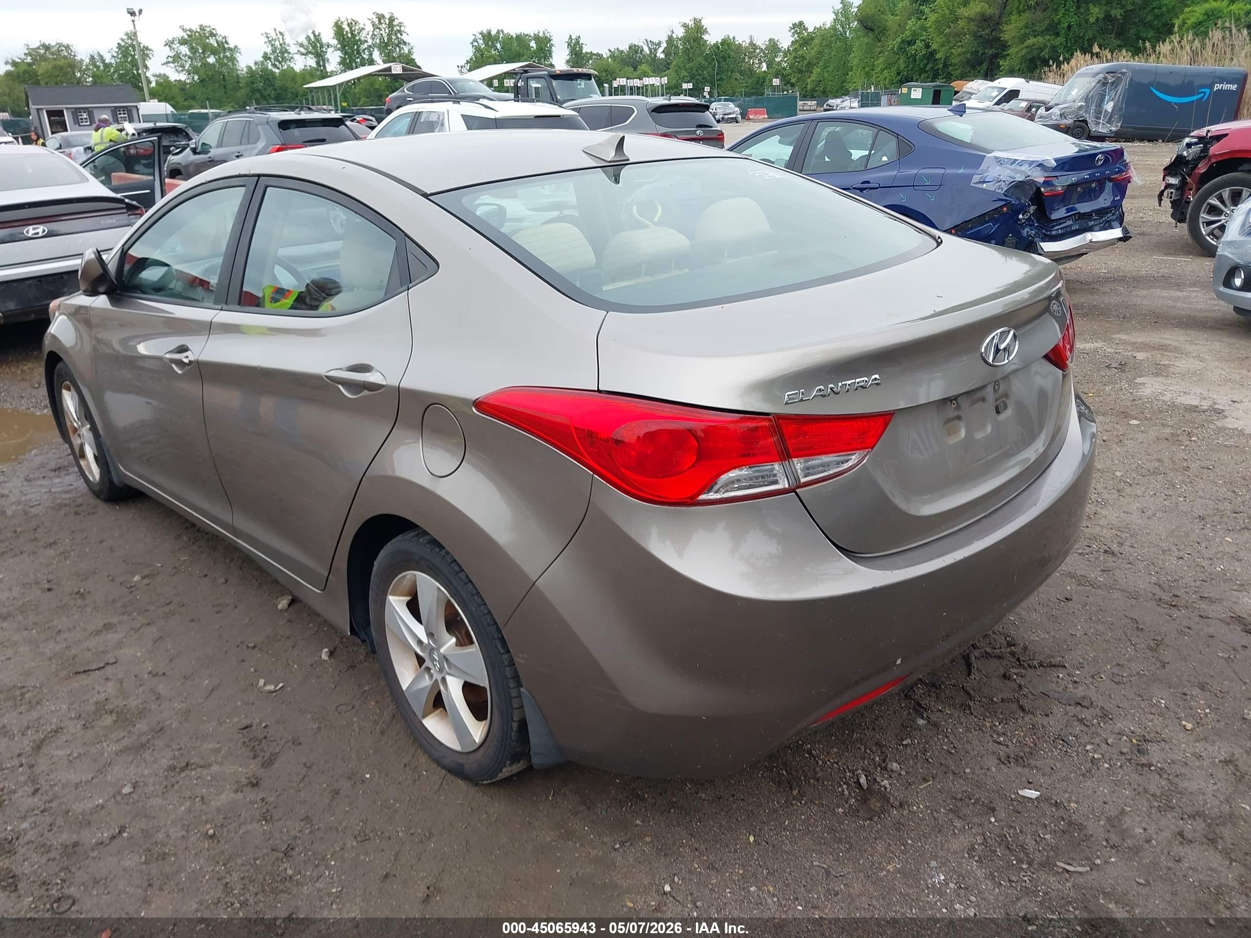 HYUNDAI ELANTRA image 3