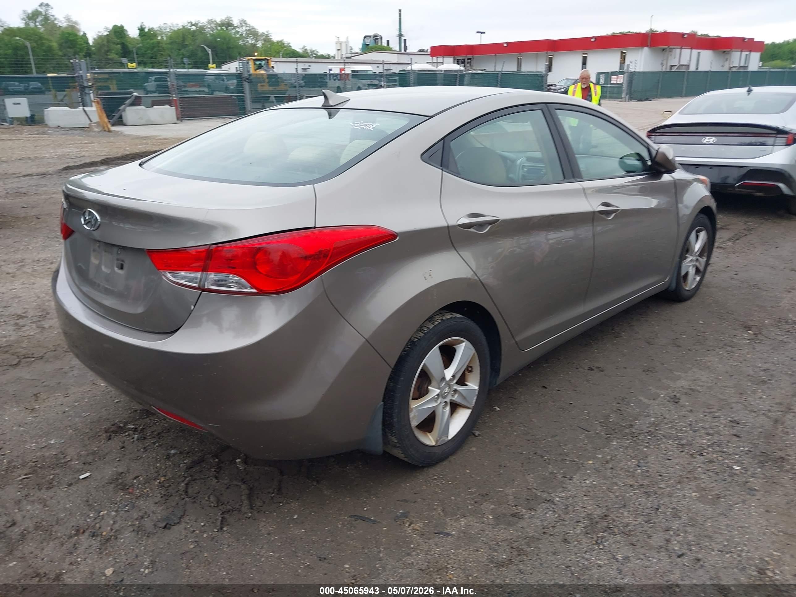 HYUNDAI ELANTRA image 4