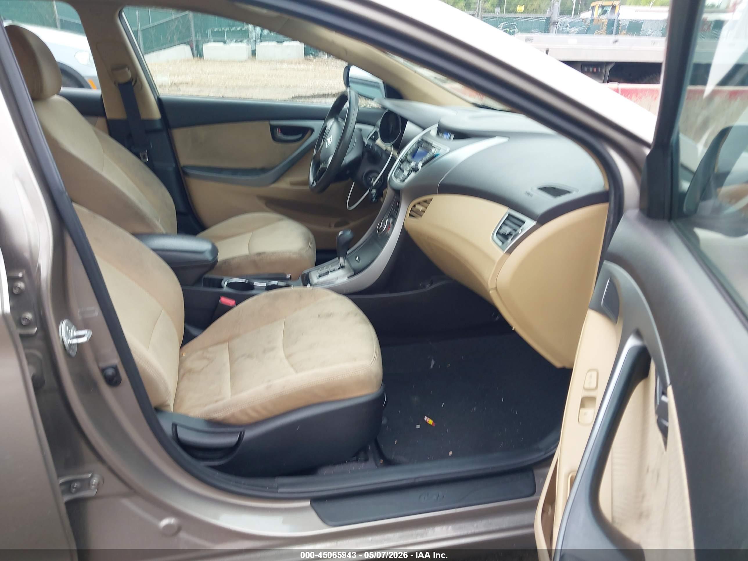 HYUNDAI ELANTRA image 5