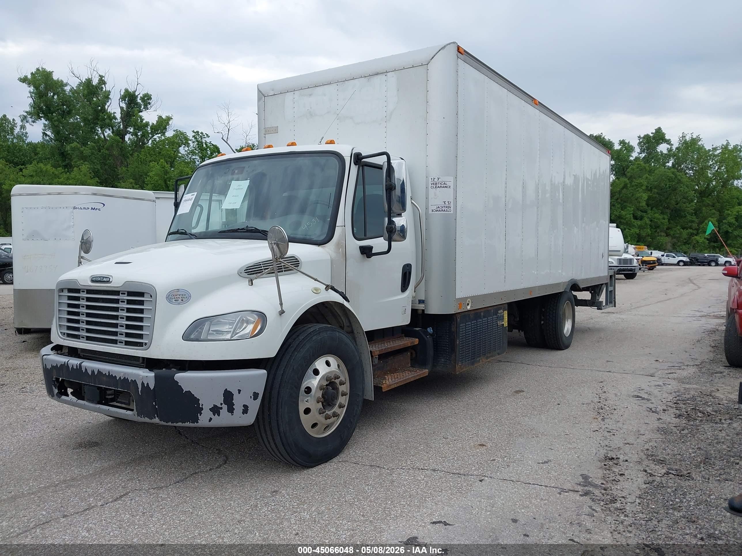 FREIGHTLINER M2 image 2