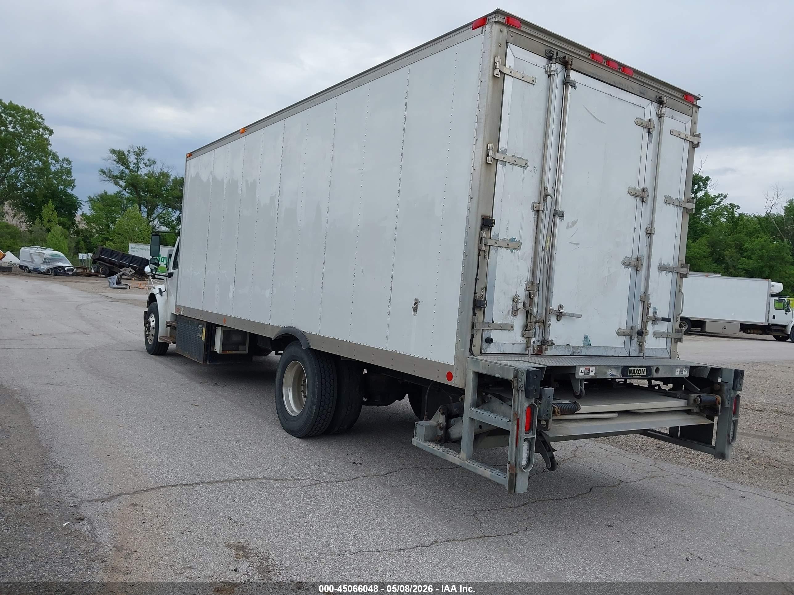 FREIGHTLINER M2 image 3