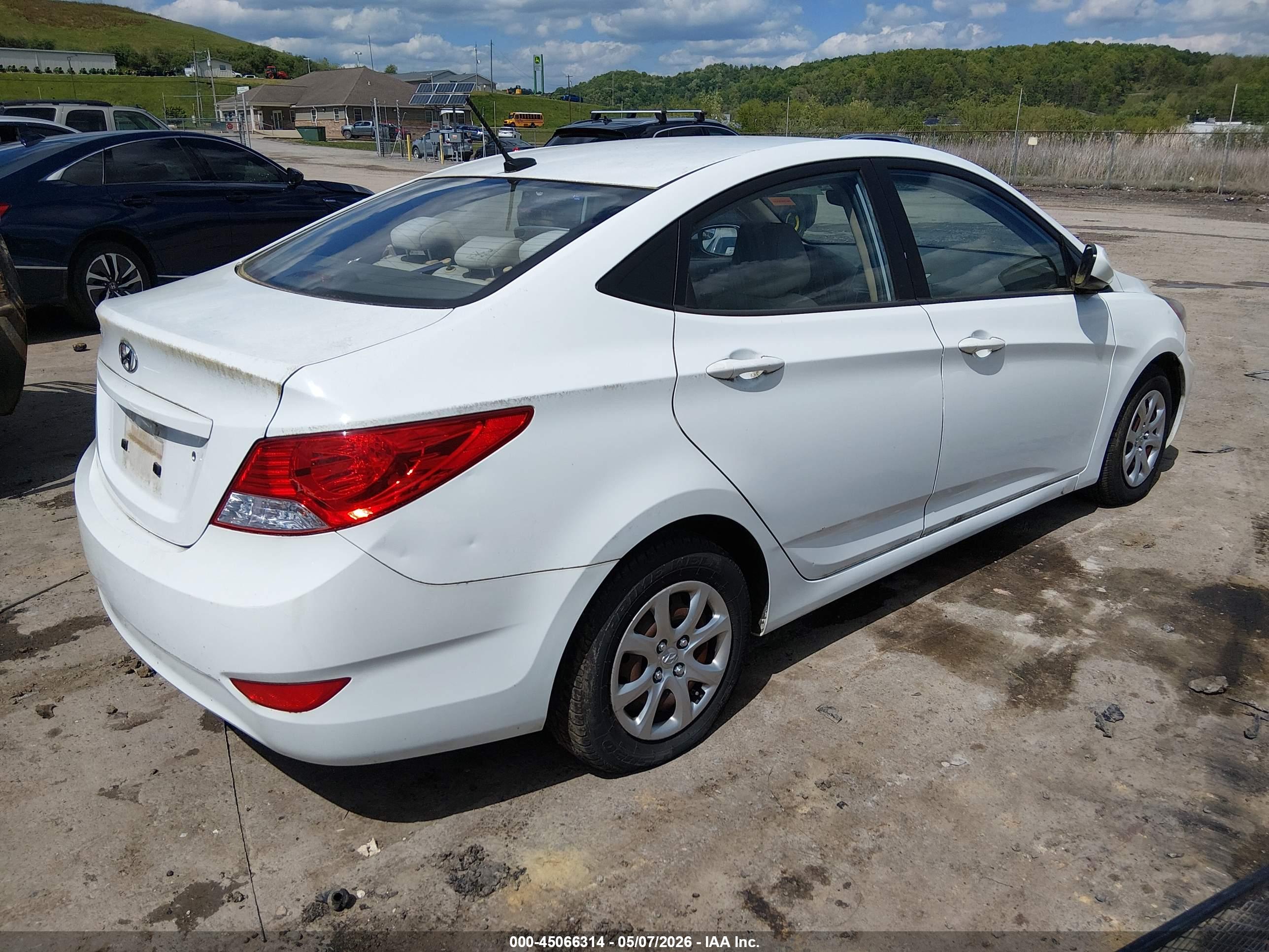 HYUNDAI ACCENT image 4